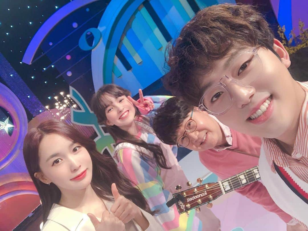 チョア さんのインスタグラム写真 - (チョア Instagram)「잠시후 4시 KBS2 #누가누가잘하나 게스트 특집으로 출연합니다! #임백천 선생님과 듀엣도 부르고  영웅 #이것이첫사랑일까 도 부르고  노래 소개도 했어요 맞다 춤도 췄어요 본방사수 해주실꺼죠😝 #두개의작은별#과수원길 #김종현 아나운서 #캠벨에이시아 #크레용팝#초아#허민진」4月16日 15時46分 - minjinchoa