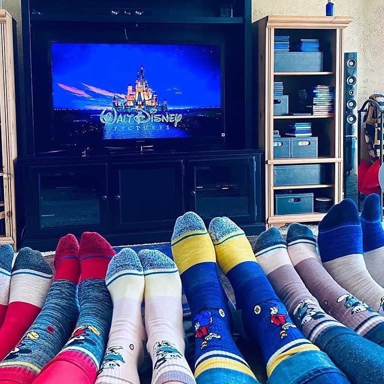 Stance Japanさんのインスタグラム写真 - (Stance JapanInstagram)「ステイホーム🏠📺🍿 Movie night with the fam! What have you guys been watching? 🎥 🍿 📸@mamabehr03 #ステイホーム」4月16日 15時42分 - stance_japan