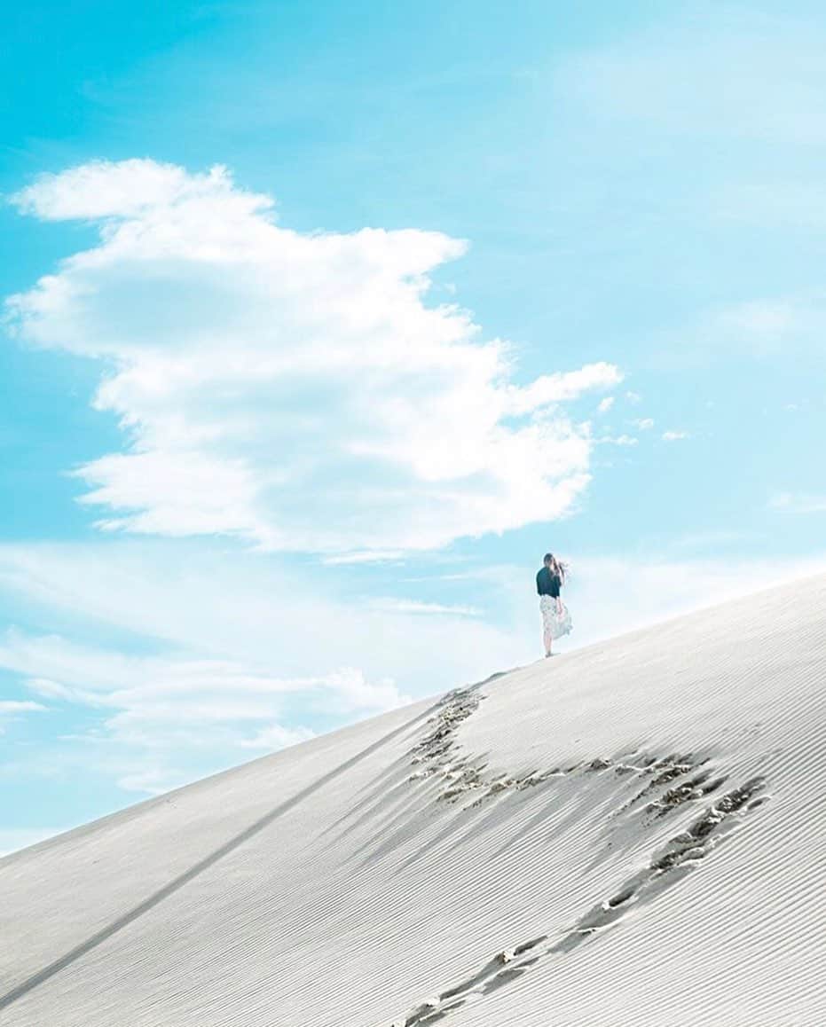 Stayway女子さんのインスタグラム写真 - (Stayway女子Instagram)「"【📍鳥取・鳥取砂丘】 . . 【📷 by @yoshihiko.f】 . . —————————————————— 白い砂と青い空 静かな雰囲気は とても幻想的ですね ———————————————— 素敵な女子旅をされている方をご紹介させていただきます！✨ 写真は全てご本人に【掲載許諾】を頂いています #Stayway女子旅 というハッシュタグをつけて是非投稿してください♪ Instagram・Twitter・Stayway mediaにてご紹介させていただきます！ ——————————————————— 【Staywayとは？】 Staywayはホテルやゲストハウスなどの宿泊施設はもちろん、世界中のコテージ・ヴィラ・一軒まるごとレンタルに古民家なども検索できるサイト 価格・ロケーションなど幅広いニーズに答え、利用者にあった宿泊先を素早く見つけることが可能👍✨ 素敵な旅には素敵な宿泊施設を🌃 Staywayで探してみませんか？✈️ ——————————————————— #Stayway女子旅 #Stayway_鳥取  #鳥取 #鳥取砂丘 #tottori #tottorisanddunes #trip #instatravel #旅 #旅行 #travelgram#mytravelgram #instatravel #instagenic#photogenic #ダレカニミセタイケシキ #写真好きな人と繋がりたい #カメラ好きな人と繋がりたい #フォトジェニックnia"」4月16日 15時50分 - stayway_girls