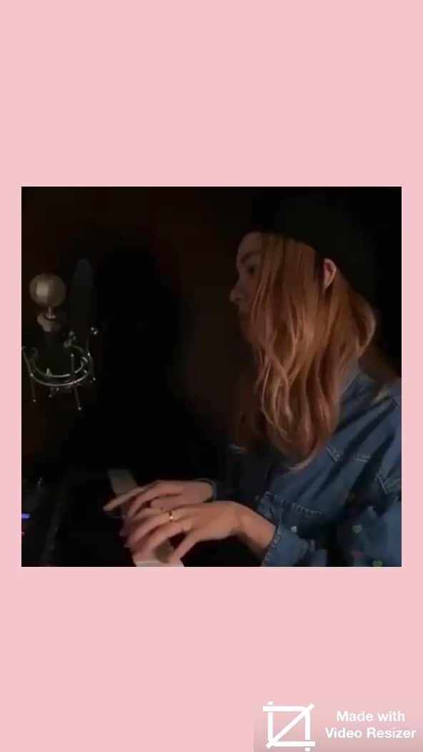 のインスタグラム：「弾き語り生配信で出来立ての曲を歌った様子の記録。#森スタグラム配信」