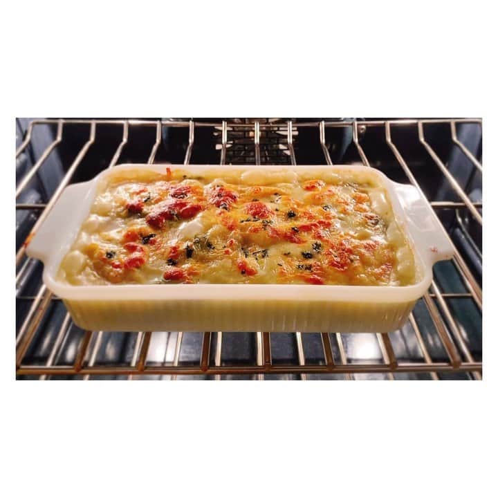 荒川れん子のインスタグラム：「Gluten free potato gratin🥔🧀 恭子ちゃん @kyoko.uchida.official のドリアがとっても美味しそう〜💕でグラタン系が食べたくなり😆  でも私、乳製品は食べるけど牛乳を飲まないようにして10年以上なので、代わりに家にあったアーモンドミルクと米粉を中心にしたグルテンフリーの小麦粉の代用品を使い適当に作ったら…イマイチでした😂 やっぱり次からベシャメルソースは牛乳で作ろうかな😅」