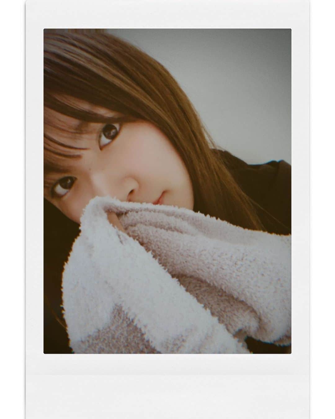 久松郁実さんのインスタグラム写真 - (久松郁実Instagram)「﻿ ﻿ こんなにお化粧しないの﻿ 初めてかも。。。🤔﻿ ﻿ お気に入りのブランケットにくるまりながら﻿ 相席食堂見てます！！﻿ 面白すぎる〜🤣﻿ ﻿ #おうち時間﻿ #前髪ぼさぼさ」4月16日 16時05分 - ikumi_hisamatsu