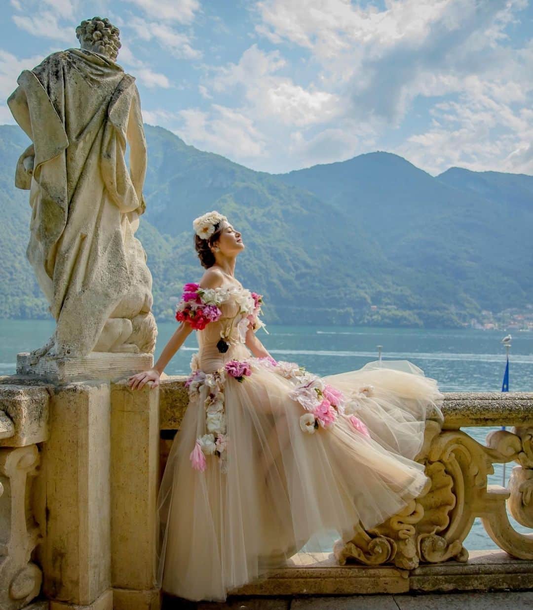 平山美春さんのインスタグラム写真 - (平山美春Instagram)「イタリア🇮🇹コモ湖の結婚式💒 ※2019年9月の写真です . ドレス２着目は🌸 Dolce&Gabbana @dolcegabbana さんのアルタモーダ(クチュール)ドレスで🌸 . コモ湖はドルガバ本社のあるミラノから近い事もあり、コモ湖をテーマにコレクションが開催されたり、何かと繋がりが深く、歴史や社会貢献など、イタリアにとって欠かす事のできないブランドだと再実感しました☺️✨ . 普段からドルガバのお洋服も大好きだけど、とにかくアルタモーダのお洋服はロマンティックで、時にはその人に合わせてアレンジまで✨ その人のパーソナリティーを最大限に引き立ててくれる素敵さ💕 . 今回ドレスを着用させていただき、更にドルガバワールドに引き込まれました💕😍✨ . #dolcegabbana #altamoda  #weddingdress #wedding #weddingphotography #weddinginspiration  #hautecouture #hautecouturedress  #couture #couturedress  #italy #comolake #como  #italywedding #weddinginitaly  #結婚式 #イタリア挙式  #コモ湖 #イタリア  #挙式 #挙式レポ  #ウェディングドレス」4月16日 16時06分 - miharuhirayama
