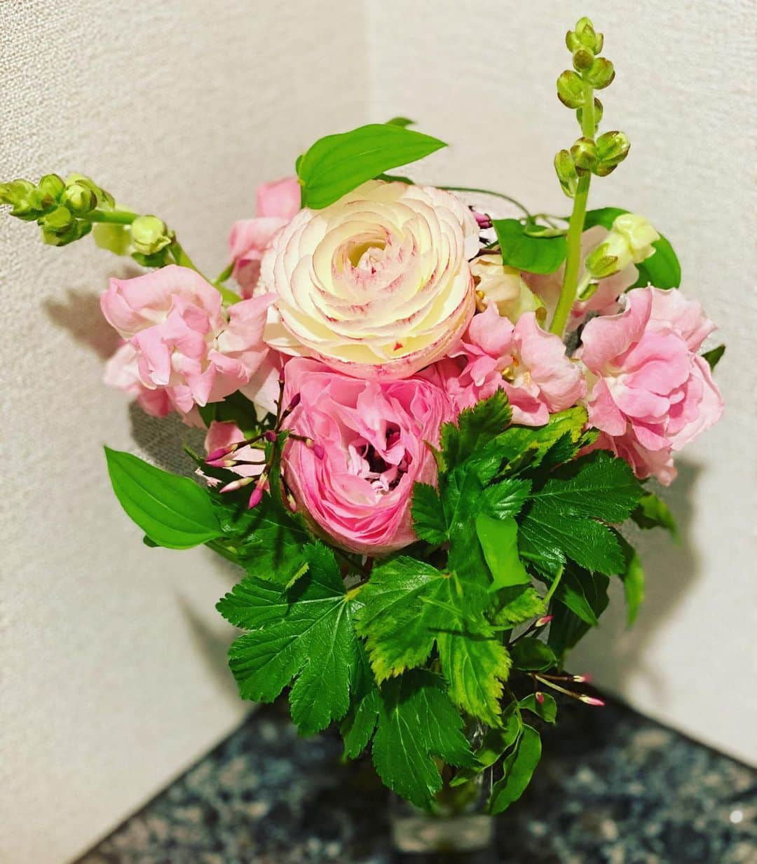 濱口優さんのインスタグラム写真 - (濱口優Instagram)「#自宅にお花 #癒しです」4月16日 16時10分 - hamaguchi_masaru