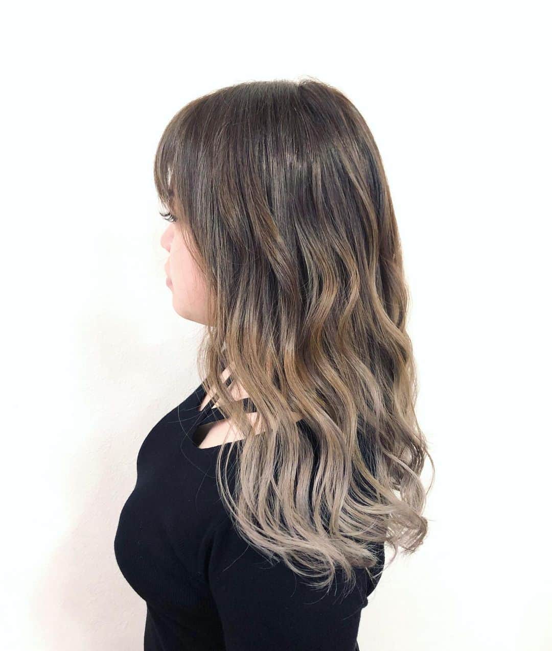 salon PRATiNO(サロンプラチノ)のインスタグラム：「. 艶髪グラデーション🌼 ブリーチでグラデーションに明るくし、 オンカラーでグレージュ系に👏🏾 これからの時期にぴったりな 透明感あるオシャレな色味🥰  #hairstyle #hair #cornrow #braids #clavispratino #spiralperm #pratino #hairsalon #nagoya #haircolor #japan  #派手髪 #モテ髪 #バレイヤージュ #グラデーション #コーンロウ #ブレイズ  #スパイラルパーマ #特殊ヘア #イルミナカラー #イルミナカラースターダスト #美容室 #ヘアサロン #ヘアスタイル #ヘアカラー #クラビスプラチノ #名古屋 #栄 #錦」