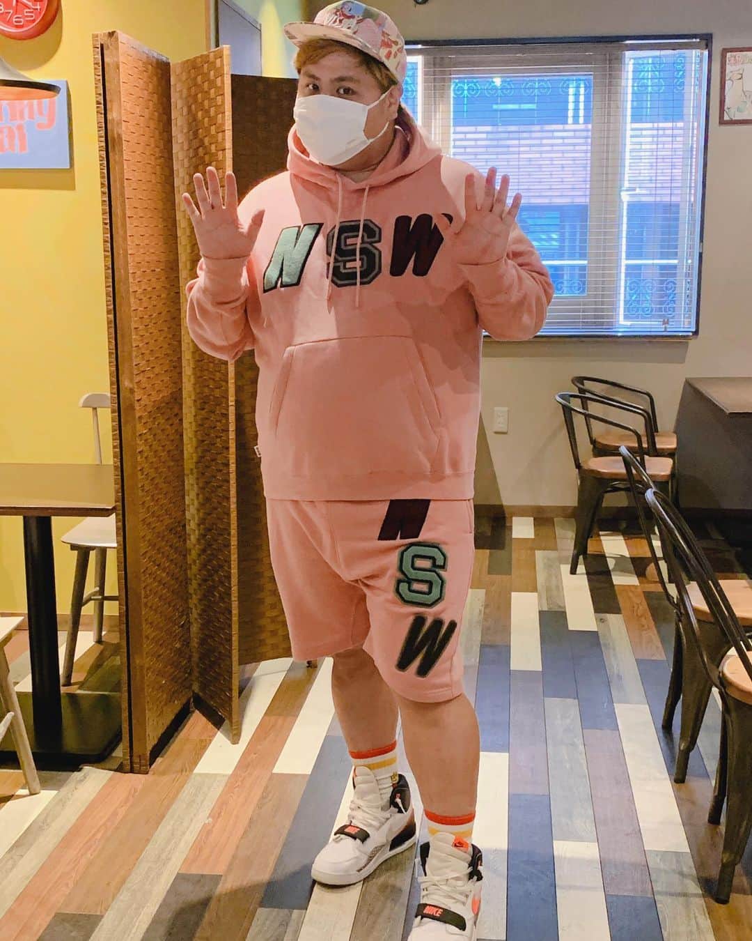池田真一のインスタグラム：「お先に半ズボンさせてもらってます！ 靴下は猫ポテト！」