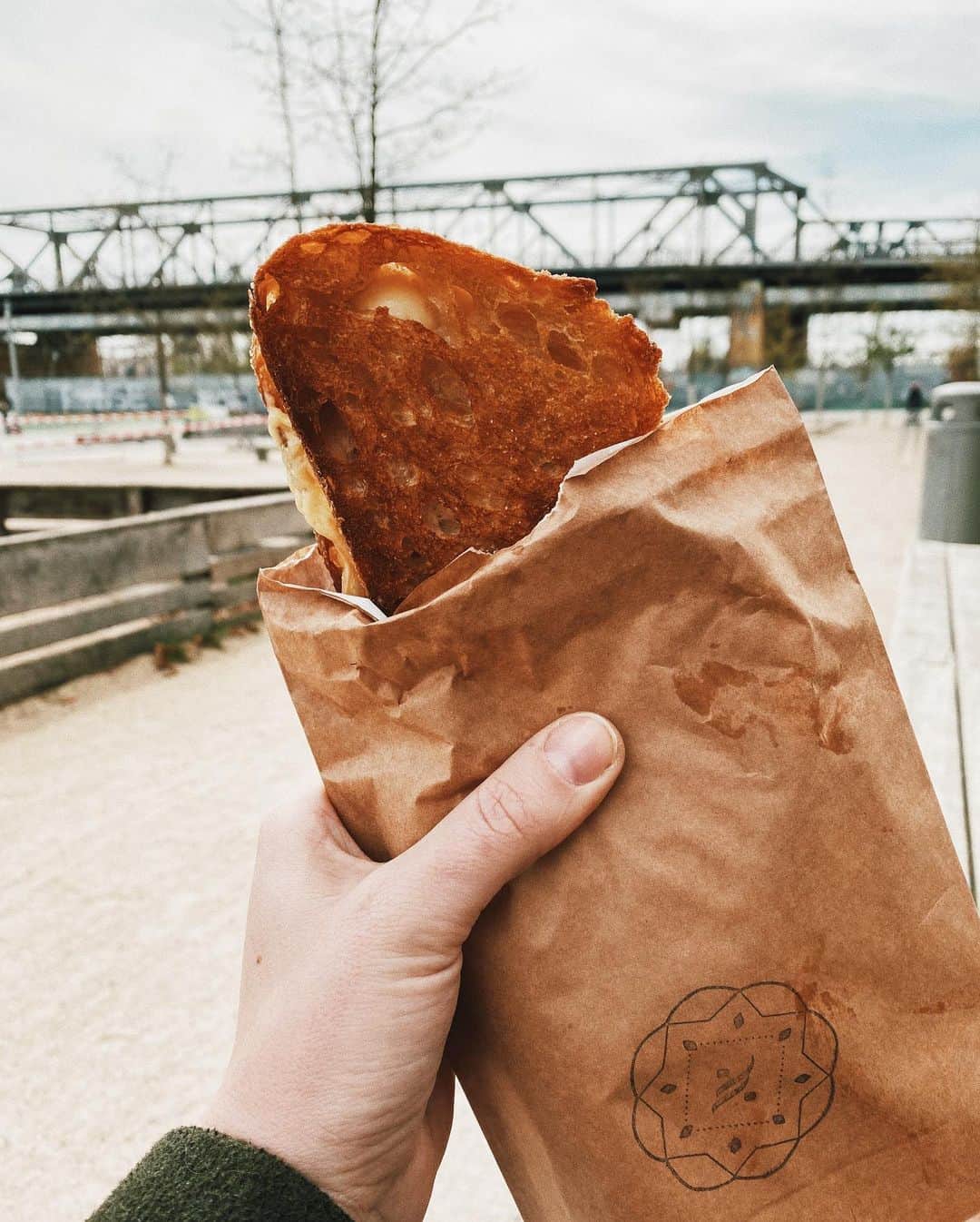 STIL IN BERLINのインスタグラム：「I’m commited to serious ausflugs, last week I walked to Mitte, this week to Schöneberg to stock up on Tahini at Harb Gmbh and then later enjoyed this divine grilled cheese at @rocket_and_basil’s takeaway window. It has two different cheeses, aged gouda and mild brie, persian pickles and roasted red grapes. This and more delicious takeaway and delivery options are on stilinberlin.de - updated with new options from @kanaan_berlin to @thepandanoodle. Check the link in bio. #stilinberlin」