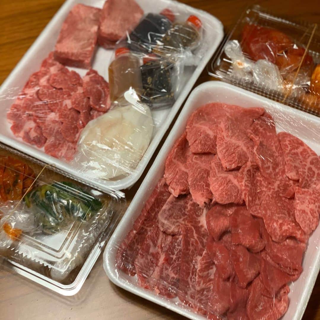 坂田陽子さんのインスタグラム写真 - (坂田陽子Instagram)「美味しいお肉が食べたい‼️ ・ そこで @12chiharera に教えてもらった 浅草で人気の焼肉屋さん、@nikunosuzuki #肉のすずき さんのお肉をテイクアウトする事に。 早速、ホームページで予め食べたいお肉をチェックして電話で注文。 ・ ちょっと遠いけど、気分転換も兼ねてドライブがてら浅草へ〜。 ・ タン、ハラミ、ロース、赤身希少部位などの盛り合わせ、極上厚切りタンやシマチョウにキムチ盛り合わせなどなど。焼く前にお肉にかけるタレの使い方や焼き方なども丁寧に教えていただき、 帰宅して盛り付け、後は焼くだけ‼️さながら本格焼肉屋さんで食事してる気分が味わえましたっ😊 ・ あっさり目のタレ焼きのハラミやカルビは勿論のこと、 厚切り牛タンのヤバイくらいの美味しさっ。😂我ながら火入れ加減が抜群で（#lodge というキャンプ用のフライパンのおかげ😂） で柔らかながらサクサクとした 歯が喜ぶ絶妙食感笑 ・ すずきさん、自家製のキムチ類も凄くいいんです！トマトのキムチ、梅干しのキムチも辛旨で美味しい❗️ ご飯がどんどんすすんで 息子は丼二杯いってました😊 ・ やっぱり美味しいお肉は内側からパワーがみなぎる！人を笑顔にする！幸せな気分にしてくれる‼️ ・ お肉のお陰で上機嫌で しまいには踊りだすという、 変なテンションにまで到達😂 こんな気持ちにさせてくれてありがとう、お肉。ありがとう、すずきさん泣‼️ ・ ・ 今、飲食店の方達は 美味しい物でお客さんを笑顔にしたい❗️ という思いがあっても それをなかなか届けられないというもどかしさがあると思います。 でも！どんな形であっても、 作り手の方の、それに携わっている方の想いは届いてます！きっと笑顔にしてくれます！ だから、負けないで頑張って下さい‼️ ・ 私も今は飲食店さんに取材で伺う事は出来ませんが、 1日も早く、作り手の方達の想いを届けられる日が来ることを願っています。 ・ ・ #コロナに負けない #stayhome  #おうち時間  #おうち焼肉  #肉は力だ #おいしいものは人をしあわせにする」4月16日 16時36分 - yokosakata