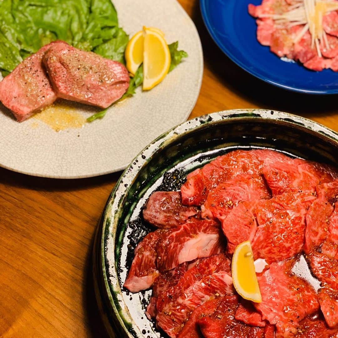 坂田陽子さんのインスタグラム写真 - (坂田陽子Instagram)「美味しいお肉が食べたい‼️ ・ そこで @12chiharera に教えてもらった 浅草で人気の焼肉屋さん、@nikunosuzuki #肉のすずき さんのお肉をテイクアウトする事に。 早速、ホームページで予め食べたいお肉をチェックして電話で注文。 ・ ちょっと遠いけど、気分転換も兼ねてドライブがてら浅草へ〜。 ・ タン、ハラミ、ロース、赤身希少部位などの盛り合わせ、極上厚切りタンやシマチョウにキムチ盛り合わせなどなど。焼く前にお肉にかけるタレの使い方や焼き方なども丁寧に教えていただき、 帰宅して盛り付け、後は焼くだけ‼️さながら本格焼肉屋さんで食事してる気分が味わえましたっ😊 ・ あっさり目のタレ焼きのハラミやカルビは勿論のこと、 厚切り牛タンのヤバイくらいの美味しさっ。😂我ながら火入れ加減が抜群で（#lodge というキャンプ用のフライパンのおかげ😂） で柔らかながらサクサクとした 歯が喜ぶ絶妙食感笑 ・ すずきさん、自家製のキムチ類も凄くいいんです！トマトのキムチ、梅干しのキムチも辛旨で美味しい❗️ ご飯がどんどんすすんで 息子は丼二杯いってました😊 ・ やっぱり美味しいお肉は内側からパワーがみなぎる！人を笑顔にする！幸せな気分にしてくれる‼️ ・ お肉のお陰で上機嫌で しまいには踊りだすという、 変なテンションにまで到達😂 こんな気持ちにさせてくれてありがとう、お肉。ありがとう、すずきさん泣‼️ ・ ・ 今、飲食店の方達は 美味しい物でお客さんを笑顔にしたい❗️ という思いがあっても それをなかなか届けられないというもどかしさがあると思います。 でも！どんな形であっても、 作り手の方の、それに携わっている方の想いは届いてます！きっと笑顔にしてくれます！ だから、負けないで頑張って下さい‼️ ・ 私も今は飲食店さんに取材で伺う事は出来ませんが、 1日も早く、作り手の方達の想いを届けられる日が来ることを願っています。 ・ ・ #コロナに負けない #stayhome  #おうち時間  #おうち焼肉  #肉は力だ #おいしいものは人をしあわせにする」4月16日 16時36分 - yokosakata