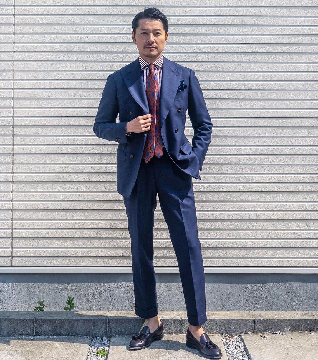 高田朋佳のインスタグラム：「“Blue suit...” I sometimes enjoy wearing suit when I work at home, because of this situation. I believe fashion makes us happy as always! ———————————————————————— #guyrover #stefanocau #alden #ringjacket #suit #suitstyle #newcolonialstyle #jetset #singapore #luxuryresort #colonyclothing #singaporelife #singaporestyle  #lifestyle #fashion #mensfashion」