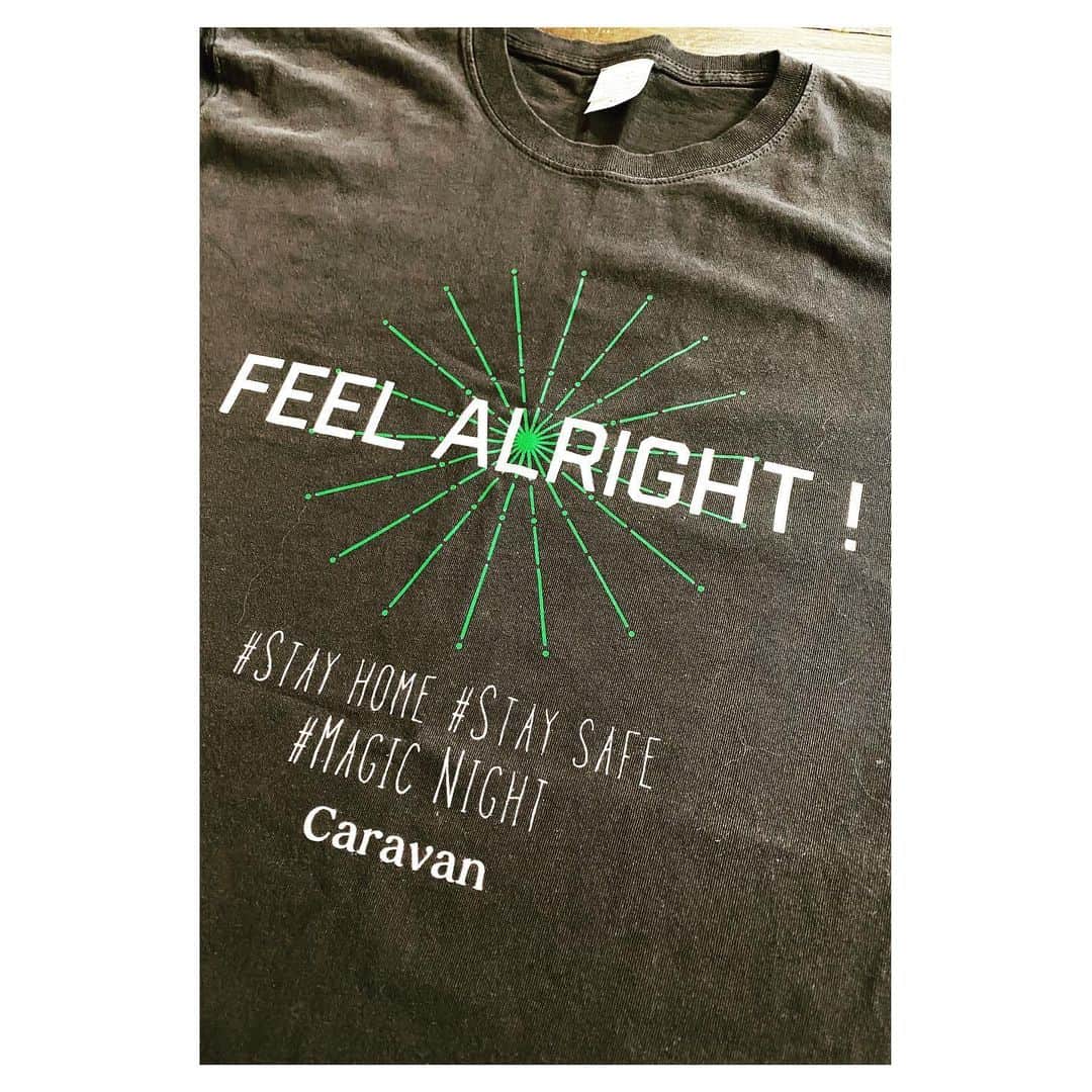 Caravanのインスタグラム：「2020.04.16.  配信リリース中の新曲 Magic Night。  本来ならライブであちこちへ  届けに行くんだけど 今は叶わず。  最近は、寂しいからTシャツ作ったり、  iPhoneで作ったmusic videoを  完成させたりして過ごしていました。  事務所ハーベストもぶっちゃけ大変です。  でも大変なのは皆さん同じ、  なんとかサバイブして頑張ろうと  励まし合いの日々。  でも大丈夫。きっと大丈夫。  近日中に楽しいお知らせ出来ると思います。  喉風邪も良くなって来ました。  4／20か21にインスタライブをやります。  みんなも元気な声を聞かせてね。  個人的にはSTAY HOME中に  新しい歌がたくさん生まれ、有意義な毎日。  引き続き皆さん、気を付けて。  心と体を大切に。  #stayhome #staysafe #magicnight」