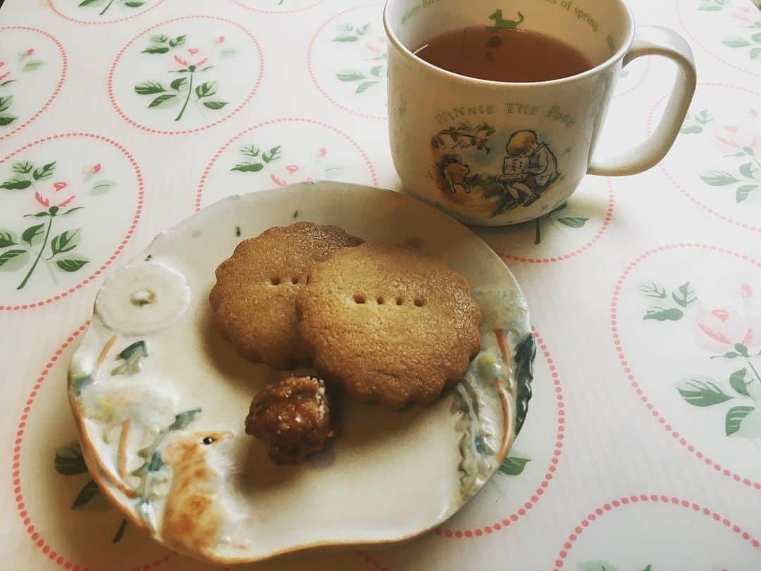 小橋めぐみのインスタグラム：「友人が、焼いたクッキーを届けてくれた🍪 森の中のイメージで🌲 ティータイム。 美味しい… 先日、「プーと大人になった僕」を観て、心を洗われたばかり。 マグカップは、横浜のアンティークショップで見つけたもの。 お皿は、益子の陶器市で出会った、 @utsuwayamitasu さんのもの。 好きなものに囲まれて、 チャージ完了☕️ #うつわやみたす」