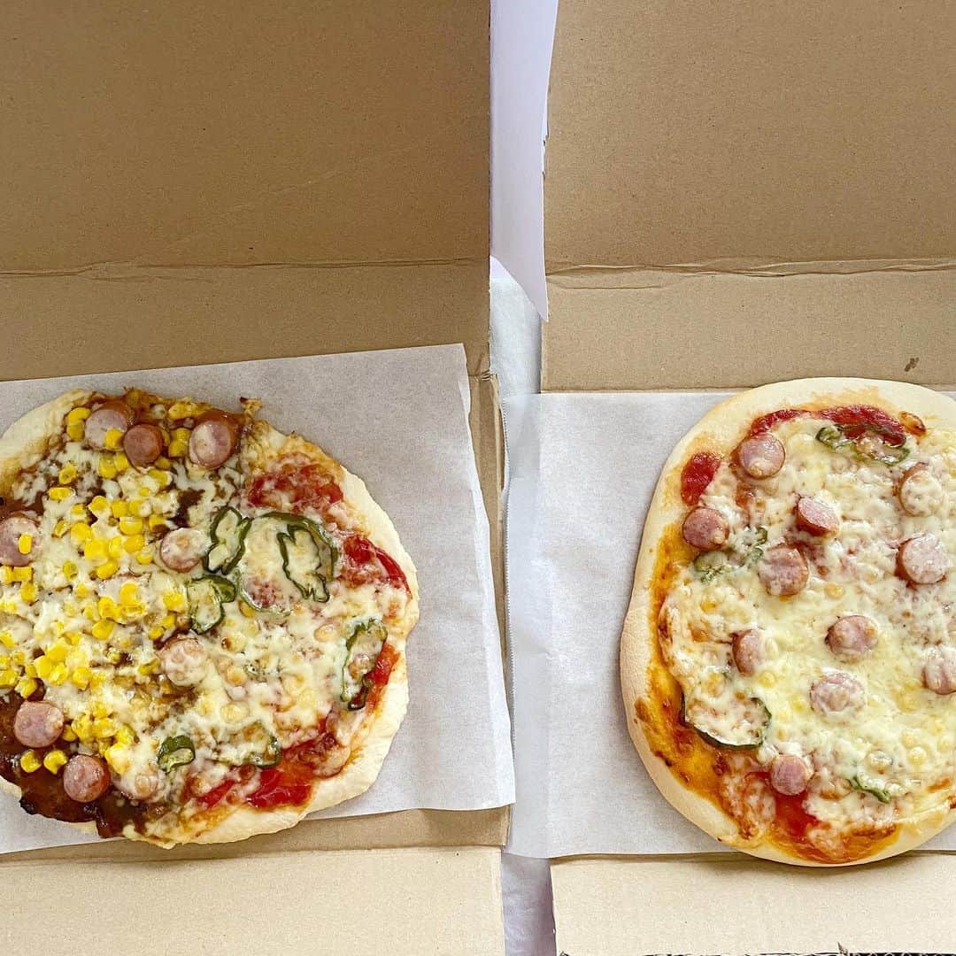 manamisotayutaさんのインスタグラム写真 - (manamisotayutaInstagram)「〻𝕝𝕦𝕟𝕔𝕙 𝕥𝕚𝕞𝕖〻🍽 この日は大好き#ピザ　🍕 我が家は#ドミノピザ　派😁 ピザ🍕はデリバリーしてくれるけどね🤣 こどもたちがピザを作りたいとの希望で❤️ 手作りピザはかなーり安上がりにできるし😁 トマトソースとカレーソースの2種類でハーフ&ハーフ🍕 ・ この休みでこどもたち、包丁🔪使いもだいぶ上達したかな♪ 料理が好き‼︎って言ってくれて嬉しい😁 ＊ ＊ ＊ #ピザパーティー #ピザ作り  #ランチタイム#お昼ごはん #おうちピザ #おうち時間#お家カフェ  #おうちごはん #おうちカフェ #おうちごはんlover #お店屋さんごっこ #こどもごはん#キャラ弁 #キャラごはん#おうち時間#手作りピザ#ちびっこ店長  #てづくりごはん365  #お家ごはん」4月16日 16時52分 - manamisotayuta