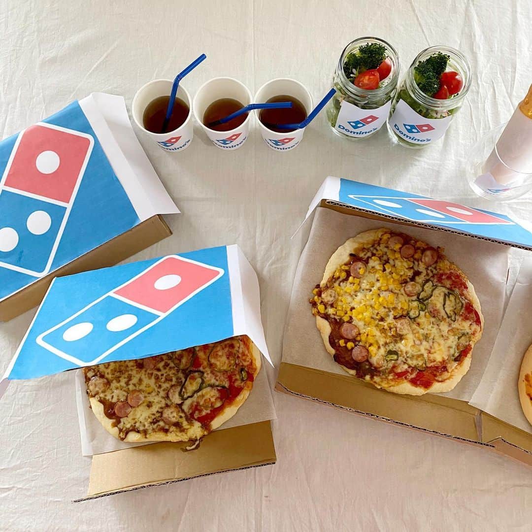 manamisotayutaさんのインスタグラム写真 - (manamisotayutaInstagram)「〻𝕝𝕦𝕟𝕔𝕙 𝕥𝕚𝕞𝕖〻🍽 この日は大好き#ピザ　🍕 我が家は#ドミノピザ　派😁 ピザ🍕はデリバリーしてくれるけどね🤣 こどもたちがピザを作りたいとの希望で❤️ 手作りピザはかなーり安上がりにできるし😁 トマトソースとカレーソースの2種類でハーフ&ハーフ🍕 ・ この休みでこどもたち、包丁🔪使いもだいぶ上達したかな♪ 料理が好き‼︎って言ってくれて嬉しい😁 ＊ ＊ ＊ #ピザパーティー #ピザ作り  #ランチタイム#お昼ごはん #おうちピザ #おうち時間#お家カフェ  #おうちごはん #おうちカフェ #おうちごはんlover #お店屋さんごっこ #こどもごはん#キャラ弁 #キャラごはん#おうち時間#手作りピザ#ちびっこ店長  #てづくりごはん365  #お家ごはん」4月16日 16時52分 - manamisotayuta