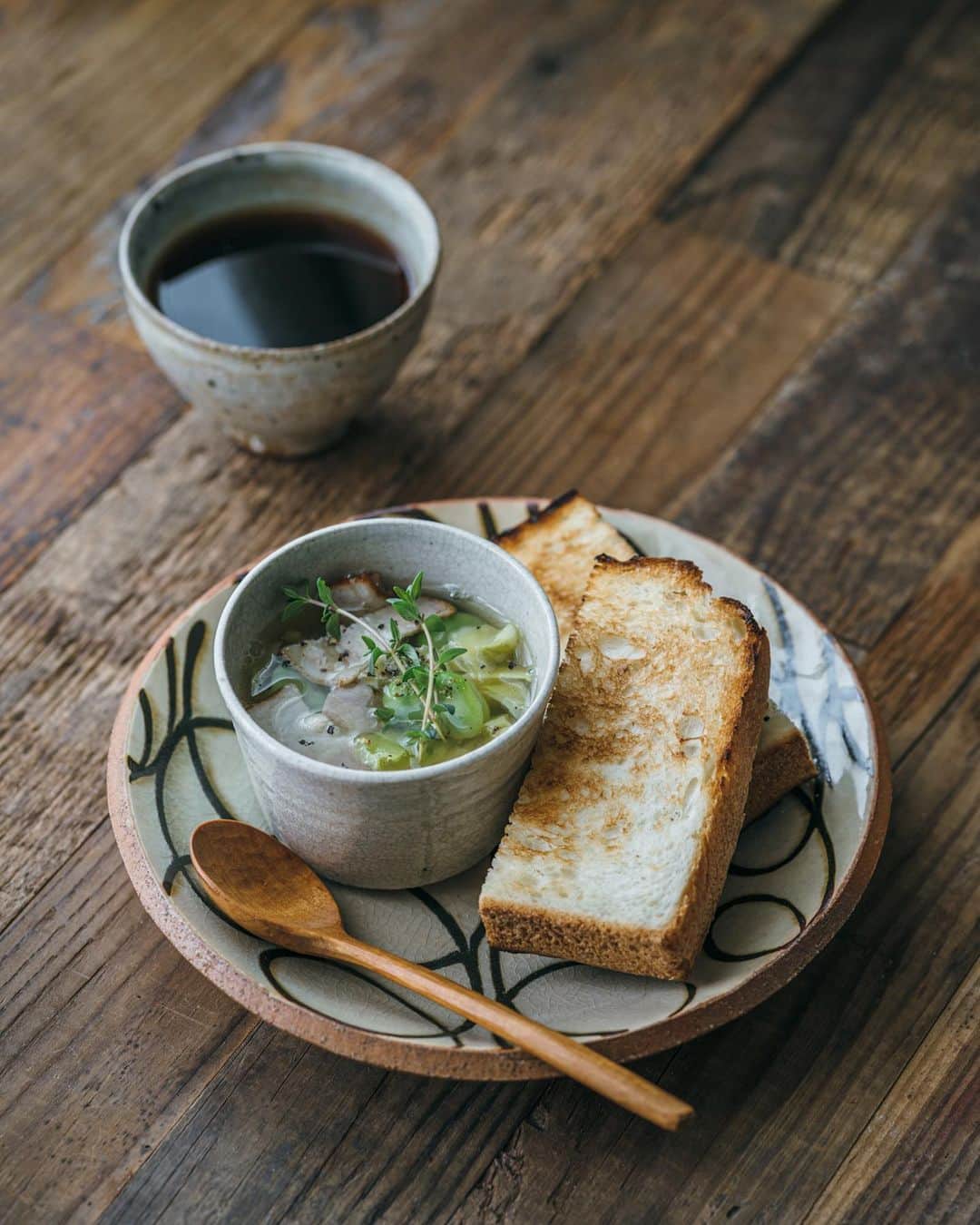 Nanaのインスタグラム：「そら豆を手に入れたので、 ブランチにはそら豆とキャベツのスープ(写真1枚目)、夜はアロマフレスカのパスタブックからそら豆のパスタ(写真2枚目)。ブランチは自然光、夜はC1(ストロボ)一灯で撮ってみた。 . . ヒーコ界隈の皆さん、パスタにハマっている(？)ようで、私も釣られて。ライティングも料理も修業が足りません。 . . #おうち時間 #stayhome  #sonya7iii」