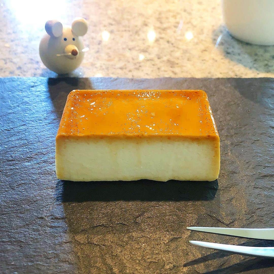 榊山敬代のインスタグラム：「🍮""" … ・ きょうは甘いものたべたくて 久しぶりにコンビニスイーツ 色々持ち帰ってひと休みの巻  間食を控えていたけど たまには糖分チャージ  今回は食べてみたかった イタリアンプリンを購入  おいしそぉ…ネズミさんも興味津々  コッテリな口当たりだけど甘すぎず 最初は小さいと思ったけど丁度良い  気の利いたサイズ感  コンビニスイーツは久しぶりでしたが 分析と研究が重ねられています背景に 進化し続けるかんじは興味深いかんじ  コンビニは便利という ひとコマもあるけれど  みんなさまによろこばれる アイデアがつまっています  こんな不安な状況でも 安心を届けてくださる  コンビニさまへ ありがとうの時 ・ ・ 🔥230カロリー 👛税込248円也 ・ ・ ・  #おうち時間 たのしもう週間 #stayhome ・ ・ ・ ・　 #イタリアンプリン #Italian #セブンイレブン #コンビニスイーツ#sweets #プリン  #purine #🍮 #スイーツ #おやつ #おうちカフェ #cafe #日本画家 の #おやつこんなもん  #コロナウイルス #Coronavirus#コロナウイルス対策#コロナウイルスが早く終息しますように」