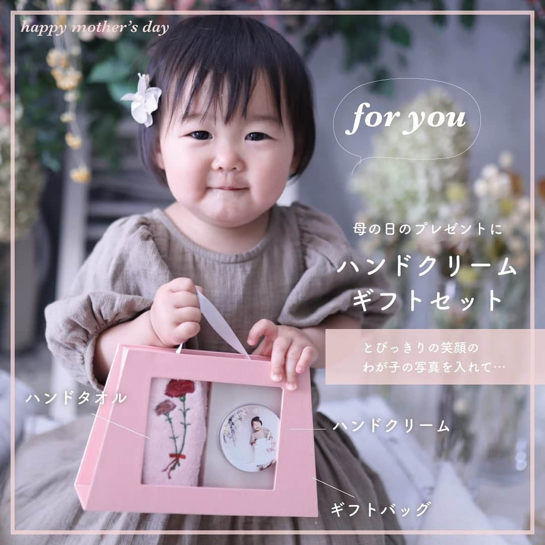 Babyful Storeさんのインスタグラム写真 - (Babyful StoreInstagram)「【数量限定】 今年はちょっと特別な 母の日ギフトを。 . 新商品の【ハンドクリームギフトセット】🛍 . ✒️__❤️❤️漫画家のミハイロさん［ @mihajlo0011 ］に お母さまへプレゼントしたときのエピソードを 漫画にしていただきました📄 . 『働きものの手』 そして、大好きな手。 . . 👶🏻孫の写真で作るハンドクリームと、 今治タオル［ベビフルオリジナルデザイン］の ギフトセットで、 " ありがとう "を贈ってみませんか💭 . . ⌒⌒⌒⌒⌒⌒⌒⌒⌒⌒⌒⌒⌒⌒⌒⌒⌒⌒⌒ 〜・〜・〜 ギフトセット内容💐 〜・〜・ . ◼︎ギフトバッグ → 小物入れとしてお使いいただけます✨✨ お子さまも気にいること間違いなし！ 可愛いハンドバッグ型です❤️ おままごとにも、、？ . ◼︎ハンドクリーム缶 → こどもの写真が入ります💕 こちらも使用後は、小物入れに . ◼︎今治タオルハンカチ → ベビフルオリジナルデザイン🌹 . お母さま・お義母さまへのギフトはもちろん、 いつも頑張っている自分へのプレゼント として購入するのもおすすめです☺️ . 〜・〜・〜・〜・〜・〜・〜・〜・〜・〜・〜 . 遠くへ住む、お母さまに。 今年はこっそり、優しさのプレゼント🎁 ＝＝＝＝＝＝＝＝＝＝＝＝＝＝＝＝＝ . ／ ベビフル公式LINE限定⚠️【4/20（月）まで】 母の日【200円割引クーポン】配布🎟🎟 ＼ . 使用方法：ベビフルで商品をご注文の際に、 カート画面にてクーポンコードをご入力ください🐻🐰 . クーポンコードGET方法：プロフィールのリンクから、 ベビフル公式LINEを友だち追加🥰 ➡️ @babyful_official ＝＝＝＝＝＝＝＝＝＝＝＝＝＝＝＝＝ . #ベビフルグッズ は、 プロフィールのリンクよりご注文頂けます ♪♫ ♩〜🛒 . . 注意：今後、新型コロナウイルス感染症の影響によりお届けが遅延する場合がございます。 また、数量限定の商品もございますので、お早めのご注文をお願いいたします。 . . 今年の母の日も、みなさんに たくさんの笑顔をお届けできますように。 . . #ギフト #プレゼント #母の日 #お母さん #ベビフル #ベビフルグッズ #トートバッグ #ベビフルグッズ漫画 #おじいちゃん #おばあちゃん #育児漫画 #育児日記 #育児絵日記 #子育て漫画 #子育て日記  #感謝 #ありがとう #育児 #子育て #成長記録 #育児記録 #こども #赤ちゃん #親バカ #親バカ部」4月16日 17時06分 - babyful_official