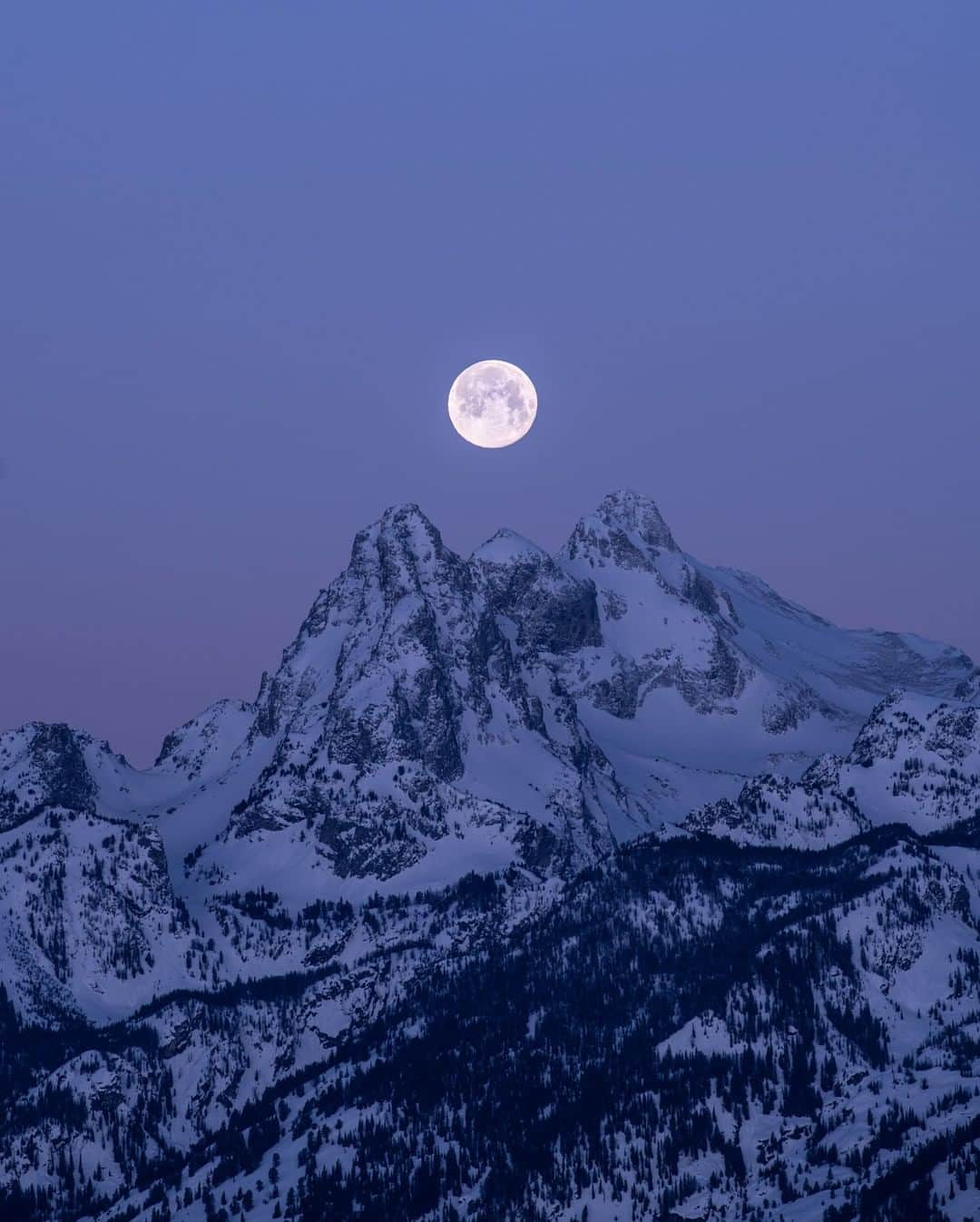 National Geographic Travelさんのインスタグラム写真 - (National Geographic TravelInstagram)「Photo by @taylorglenn | The moonset appears beyond Nez Perce and South Teton in Jackson Hole, Wyoming. April's full moon is known as the pink moon. This year it was also a supermoon—the closest it will get to Earth's orbit. Follow @taylorglenn for more images from around the globe. #pinkmoon #fullmoon #wyoming」4月16日 17時08分 - natgeotravel