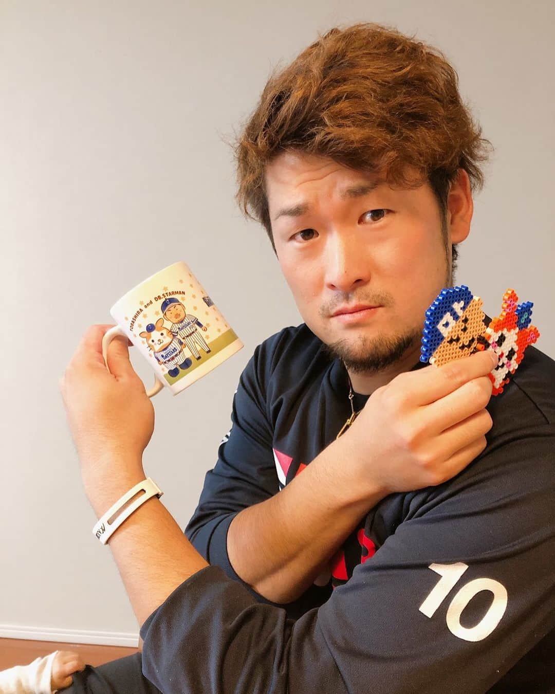 戸柱恭孝のインスタグラム：「届きました〜。 これからも仲良しでいたいと思います。  #開幕延期をポジティブに考える #皆んなで頑張ろう #DBスターマン #戸柱恭孝  #友情物語  #全力キメ顔」