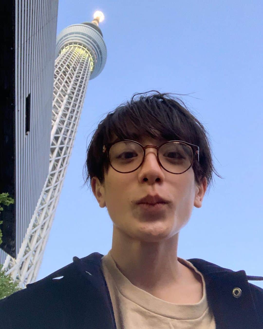 小西詠斗のインスタグラム：「いつかの、 スカイツリーに近づいてみた時にてきとーに撮った写真です🎣！」