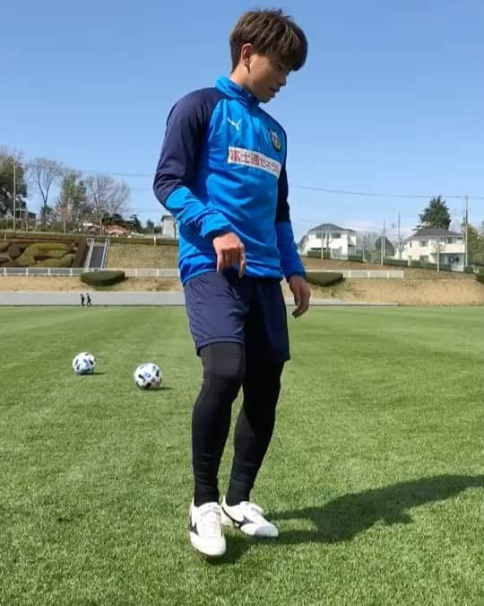 長谷川竜也のインスタグラム：「以前に撮っていたリフティング動画をあげてなかったのであげます✌️ 練習をすればどれも難しくない技なのでぜひチャレンジしてみてください⚽️ スポーツ選手はピッチでプレーすることが仕事ですが、今プレーできない状況の中自分に出来ることをできる限りやっていきたいと思います！」