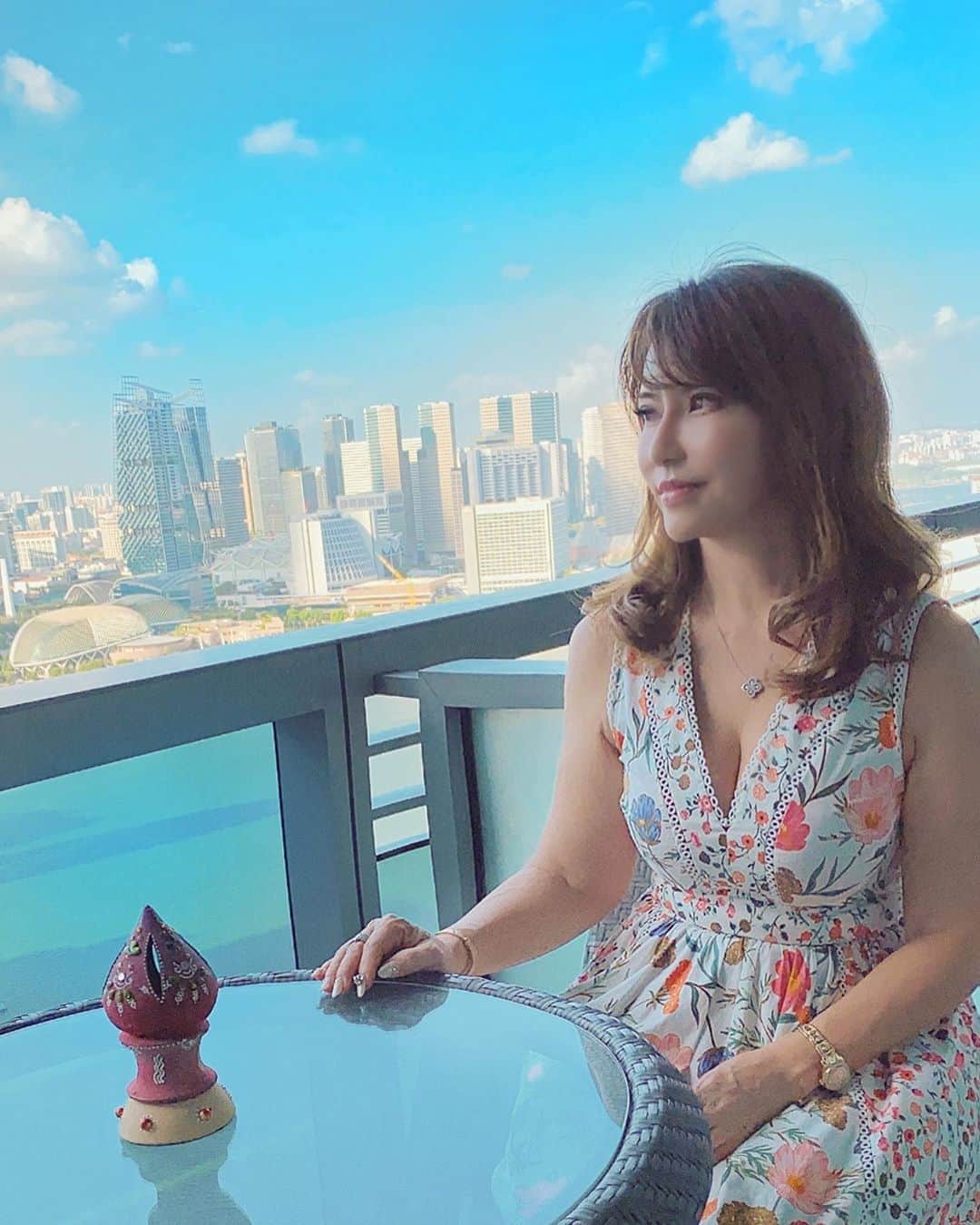 selfieneのインスタグラム：「もともと、時間と場所を選ばずに収入を得られるようにと、何年も前から準備していた。 だから、コロナ自粛といえども、前の生活と何ら変わりはない。 少し移動が出来ず窮屈なだけ。 こうなると場所の自由はお金で買えないね笑笑 #暖かい国に行きたい  #おうち時間  #脳内旅行者 #シンガポール」