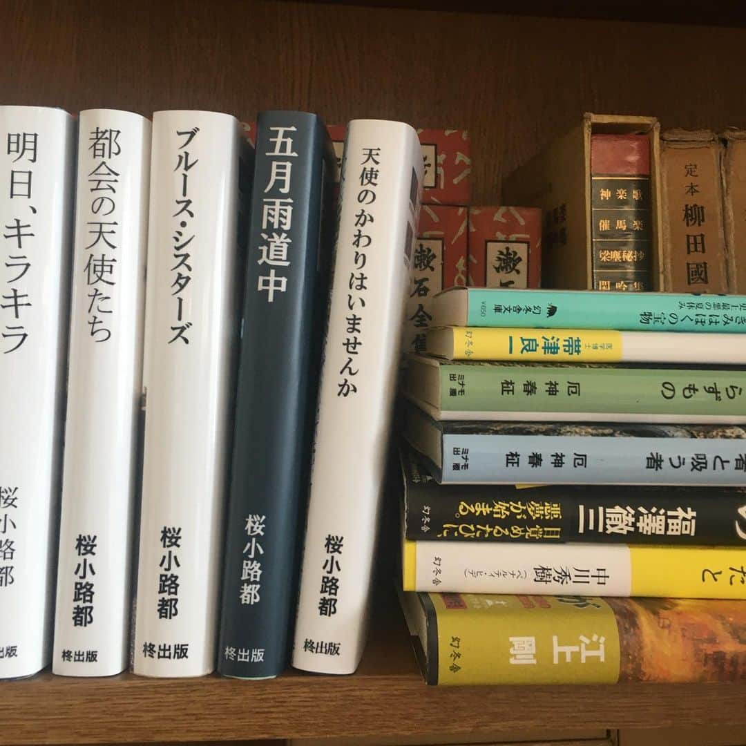 水谷千重子さんのインスタグラム写真 - (水谷千重子Instagram)「皆様！気管支の不調もだいぶいいみたい🙆‍♀️🙆‍♀️🙆‍♀️ありがとうございました。 先日の月9のSUITS2観ていただいてありがとうございました⭐️✌️ 桜小路都のデスクの後ろに置いてある本‼️‼️‼️ 千重子や友近ちゃんの歌や作品名が本のタイトルになってたの👏👏👏 スタッフの皆様ありがとうございました🙇‍♀️🙇‍♀️🙇‍♀️ #天使のかわりはいませんか #五月雨道中 #ブルースシスターズ #ブルースブラザーズ #都会の天使たち #明日、キラキラ #全部知ってる？ #一つも知らない #なみだっ #バカ言ってる」4月16日 17時31分 - mizutanichieko