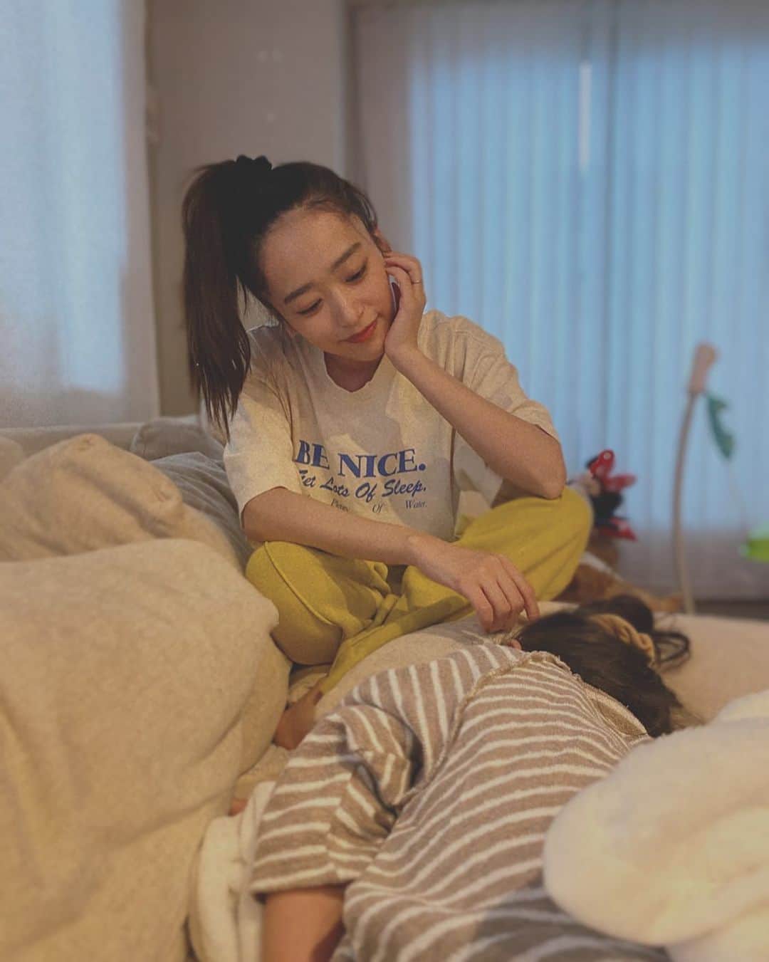 近藤千尋のインスタグラム：「いつの間にこんなに大きくなって 沢山喋れるようになって。。 でも寝顔は赤ちゃんの頃から 何も変わってないね☺️❤️ 最近は変な時間にお昼寝😴 さてと夕飯作ろう🍽  昨日はたくさんお菓子のアドバイス ありがとうございました💖 またコメントを参考に作ります👩‍🍳❣️」