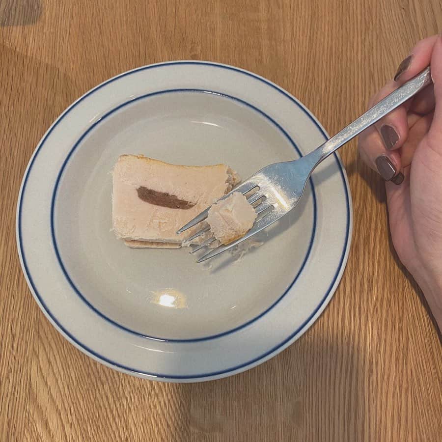 高橋有紀のインスタグラム：「ストーリーにもよく載せてる世界一美味しいチーズケーキ。の、桜ミスチ🌸どこのですか？ってすごい聞かれてたんだけど、ほんとすぐ完売しちゃうから、、、載せてませんでしたが　@mr.cheesecake.tokyo です！ いつもは発売の瞬間に買ってるのですが、今回買えず優しい方から頂きました☺️美味しすぎるー！！ お皿もお友達からのプレゼント☺️ お家時間が続くので、美味しいものを食べて気持ちを盛り上げたいです お菓子作りもしたいなー🤍 #mrcheesecake」