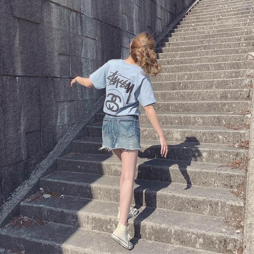 のインスタグラム：「・ この @stussy のTシャツも最近届いたやつ💛 ・ 色もデザインも可愛い💕 ・ サイズなど詳細はブログに書きました🌷 #ootd #stussy #converse #コンバース ・ 私が持ってる他のstussyのTシャツについても一緒に書いてます☺️」