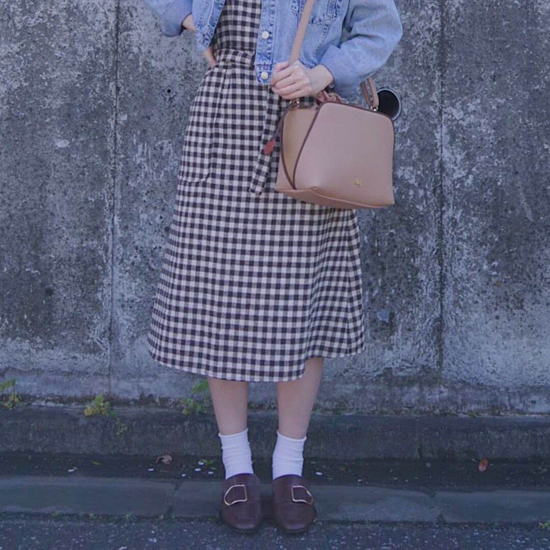 SuperGroupiesのインスタグラム：「昨日に続き、今日も #ヘタリア とのコラボアイテムをプレゼント🎁しちゃいます！ ⠀ 優しいクリームカラーが魅力的な 南イタリアモデルのバッグ😊 ⠀ バッグについている、トマトをイメージした バッグチャームがポイント🍅 スペインモデルのバッグとお揃いのデザインです!! ⠀ フロントの「South Italy」のプレートには パスタの麺、トマト、「くるん」が さりげなくデザインされています。🍝✨ ⠀ ⠀ 応募条件を満たした方の中から抽選で、﻿ 【1名様】にこちらのアイテムをプレゼント🎉﻿ ＝＝＝＝＝＝＝＝＝＝＝＝＝＝＝＝＝＝＝＝＝＝＝﻿ 📌プレゼント商品 ヘタリア World★Stars / 南イタリア モデル バッグ ＝＝＝＝＝＝＝＝＝＝＝＝＝＝＝＝＝＝＝＝＝＝＝﻿ ⠀ 👆さらに、明日は同モデルの違うアイテムが当たる プレゼントキャンペーンが開催される!? ⠀ 明日の投稿もお楽しみに！🤗 ⠀ ⠀ 🔻応募方法など詳細は、こちらをチェック🔻 ⠀ ⠀ 📌キャンペーン期間 4/16（木）〜4/20（月）23時59分まで﻿﻿ ⠀ ⠀ 📌応募方法 カンタン2ステップで応募できます！ ─────────────────────﻿ 1️⃣SuperGroupies 公式アカウント（ @supergroupies ）をフォロー﻿ 2️⃣この投稿を「いいね！」 ─────────────────────﻿⠀⠀⠀⠀⠀⠀⠀ ⠀ ⠀ 📌注意事項 ・当選者には当店のアカウントからDMをお送りします。 ・当選商品は撮影に使用したサンプル品も含まれます。ご了承のほどお願いいたします。⠀ ・当選商品の発送は日本国内に限らせていただきます。﻿ ・当選した方はこちらのアカウント・ライブ配信にて紹介させていただく場合がございます。 ⠀」