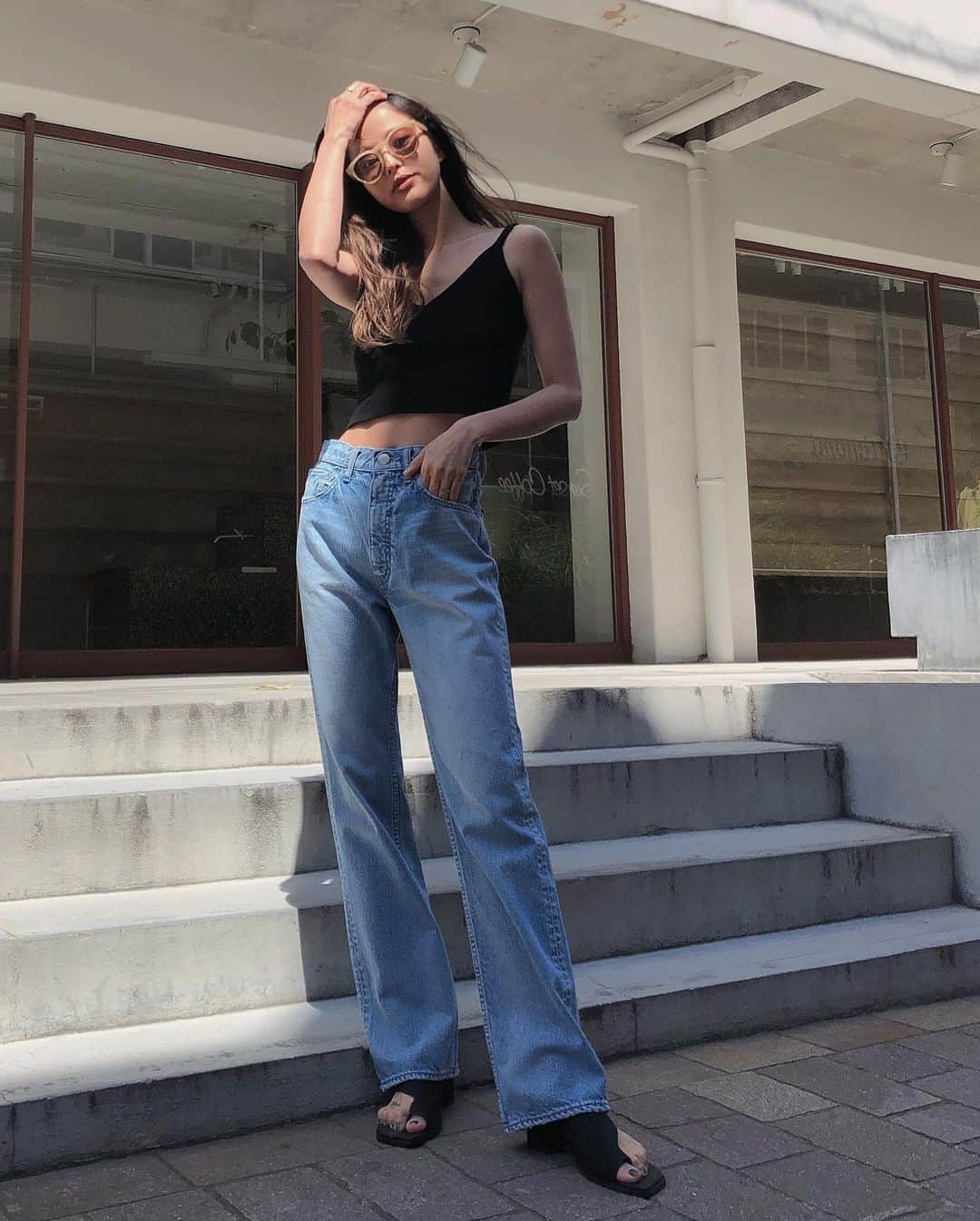 佐野真依子さんのインスタグラム写真 - (佐野真依子Instagram)「明日18:00〜 販売開始のNEWデニム👖♡ ■Slim Flare Denim \17,000 LIGHT BLUE DARK BLUE MADE IN JAPANのヴィンテージ加工デニム。 日本製ならではの絶妙な色合い、素材のよさにこだわりました。 インディゴブルーと薄茶の糸を掛け合わせ織った生地に、着用しやすい奥行きのあるヴィンテージ加工を施しました。 シルエットは美脚効果抜群のストレートフレアデニムに。 広がった裾のシルエットとヒップラインが美しく見えるよう計算されたシルエットもポイント。 ハイウエストで安心感ある履き心地です。 23inch 、24inch 、25inchの３サイズをご用意しました。 TRUNC 88定番のグレーカラーステッチと腰部分にあしらったグレーカラーレザーロゴもポイントに。 他にはないオリジナルのTRUNC88デニムです。 LIGHT BLUE DARK BLUE の2色をご用意しました。　 @trunc88_official  #trunc88  #trunc88denim」4月16日 17時39分 - sanomaisanomai