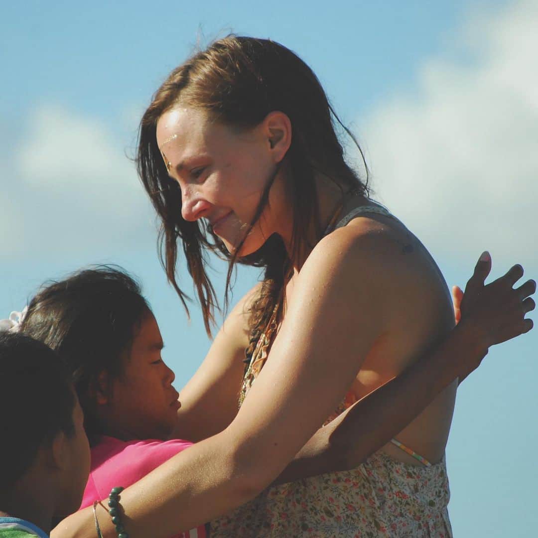 ブリアナ・エヴィガンのインスタグラム：「We arrived one random day after a storm. 7 years ago? They were the happiest people I had ever seen. They believed In things with out having read books. They were the pure children we’re all searching to be as adults. Each of them consumed us in ways I know we’re still trying to figure out today. My sis in law and brother @elephant_heart started a nonprofit there called @canupicturethis. As I scroll through pictures and have so many more to share. The Philipines was one of the first of many places that stole my heart. This spot, la jala island specifically because of the kids. I can feel sitting in The dirt, I wish I was sitting there now.  Jolena was a kid I met that made me believe in things I couldn’t imagine. I miss her dearly. It’s time to go back. Right when I can, I gotta find her. We were glued to the hip. They had the spirit flowing through them in ways I still rarely see to this day. They’re the children of the world. If we could all see a little more like them. Nothing seemed to be broken, in all of the “brokenness” they had each other. They had the water, the land, weird dance parties. They spread joy like no other. They spread peace, in ways I had almost forgotten. Luckily I have them to remind me. I can feel leaving them, it was the hardest thing each time. I’ll never forget searching for jolena and her sisters the last time I saw them. I can’t wait to be back. To the brightest star, my heart is with you, your heart is with me, always and forever. 💙 (series 1)」