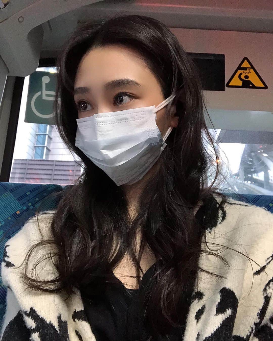 大森晶絵さんのインスタグラム写真 - (大森晶絵Instagram)「. どうしてもの外出時は、 マスクは二重で、 なるべく貸し切りレベルのバスで帰るよ🚌 今日もお疲れさま♡」4月16日 17時33分 - akie_omori
