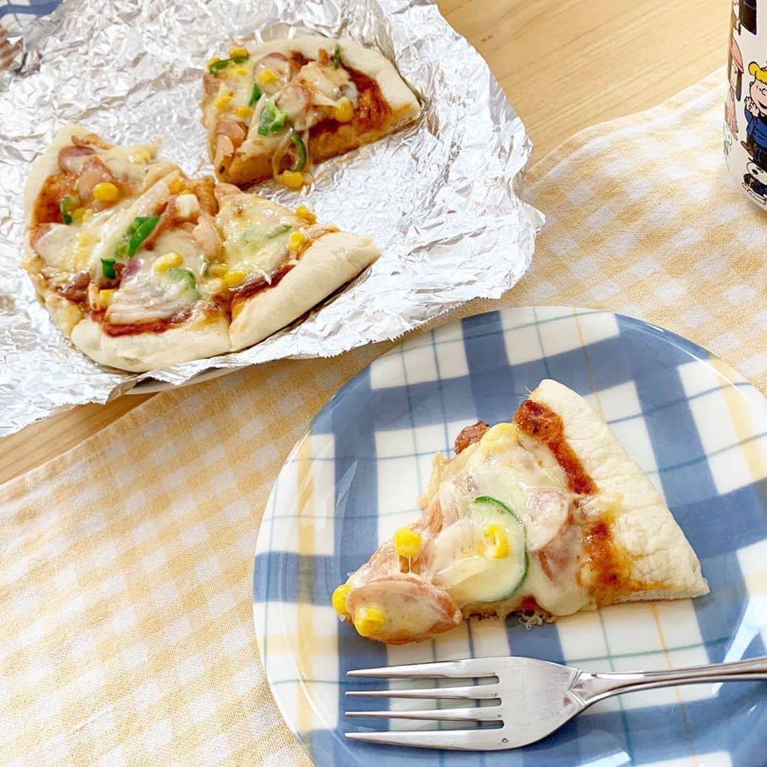 王林さんのインスタグラム写真 - (王林Instagram)「❤︎ お昼にピッツァをつくったよ🤤🍕 . ピッツァ！ピッツァ！ってどんなかたち〜 ピッツァ！ピッツァ！って二等辺〜 ピッツァ！ピッツァ！ってピラミッドよりもやわらかいかたちしてるね〜 . これは前につくった、 @riceball_official の美土里との共同ソングだよ💚 @_ringo.musume.com_ に動画のってます🎶 . #ピッツァ #ピザ作り #pizza #🍕🍕🍕 #王林 #stayhome #おうち時間 #お家時間 #ランチ #launch #手作りピザ」4月16日 17時34分 - ourin_ringoooo
