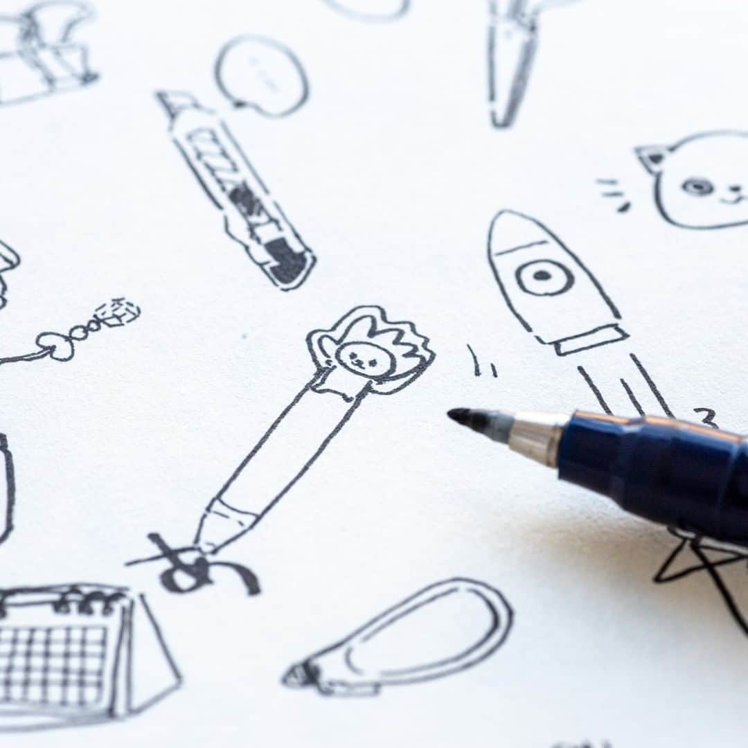 トンボ鉛筆さんのインスタグラム写真 - (トンボ鉛筆Instagram)「筆ペン「筆之助」でスケッチ🖌️ 冠婚葬祭でよく利用される「筆之助」ですが、筆タッチのペン先が表情を加えてくれるので線画イラストにもぴったりです◎ @tombow_art_official でよく @saragally  さんが描いてくれている「身近なものスケッチ」を3人の社員でまねしてみました！ ササッと描くだけでかわいく見えるのでおすすめです🙆‍♀️ . . . #fudenosuke #筆之助 #スケッチ #sketch #sketching #sketchbookdrawing #筆之助しっかり仕立て #簡単イラスト #ゆるイラスト #ゆるイラスト描いてみてる  #線画 #drawing #drawingsketch #線画イラスト #brushpen #brushpenart」4月16日 17時41分 - tombowpencil