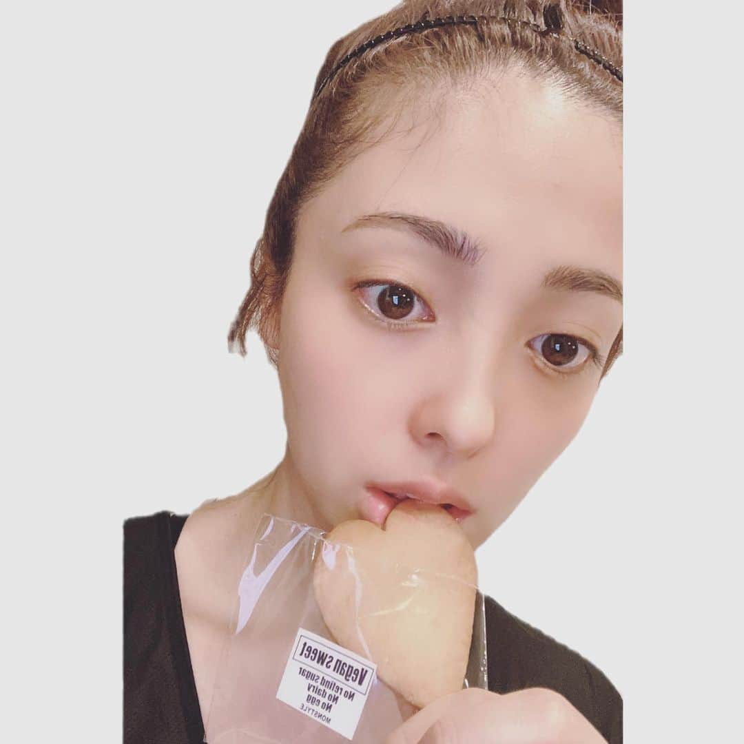 平山あやさんのインスタグラム写真 - (平山あやInstagram)「美味しくいただきました👏  @monstyle.aki  お菓子のお届けってとてもホッコリする🙏  #お届け物  #美味しかった #また食べたいな #thankyou #followｍe  #AYA」4月16日 17時45分 - aya_hirayama