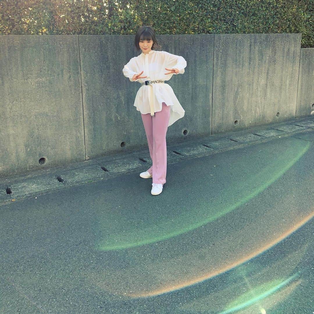 蒼山幸子さんのインスタグラム写真 - (蒼山幸子Instagram)「引きこもりながら 歌詞を書いてます。 写真はまだ外出できた時の。 奇跡的な光の写り込みで 波動を発してる人みたいに なれた図。 憂鬱蹴散らせビームと 名付けた。 早くまた人類が 安心して 外に出れる日がきますよう。🕊 #stayhome」4月16日 17時46分 - sachiko_aoyama