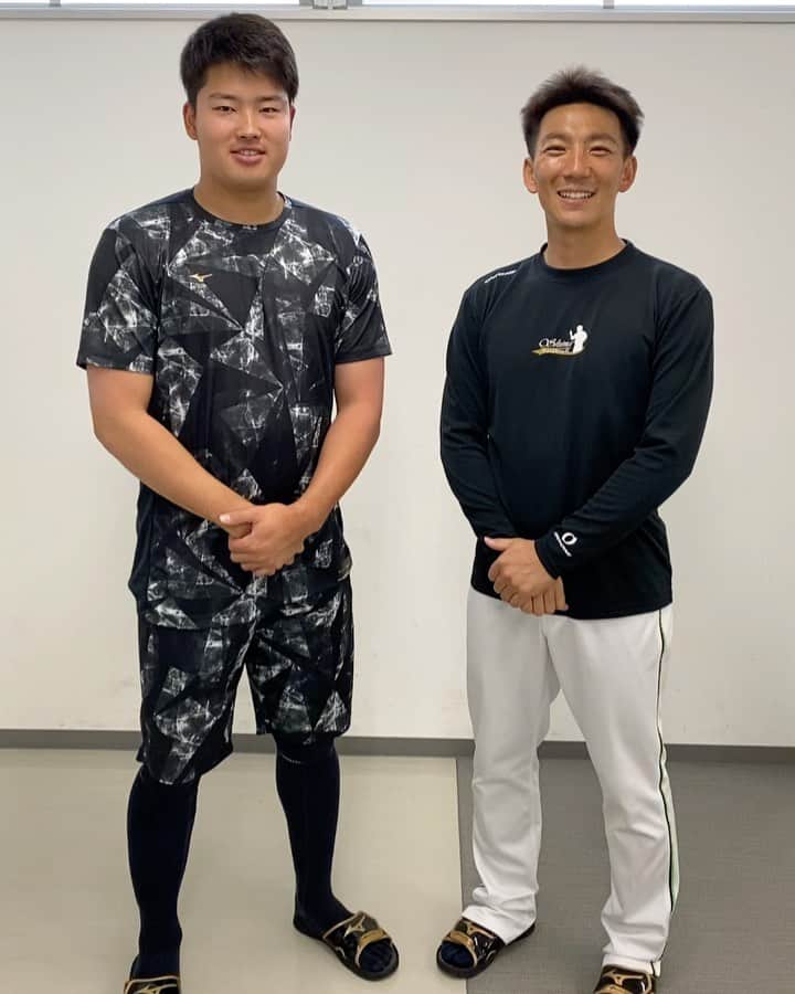 村上宗隆のインスタグラム：「熱男リレー回ってきました！🔥 コロナで大変な時期ですが一致団結してこの困難を乗り越えましょう！ @shima45official 嶋さんと一緒にやらせていただきました！ 次はあなたの番です！！！ @ys.okumura00  @masuvish0521  @neymarjr 🙇‍♂️ @nishidayuji0130」