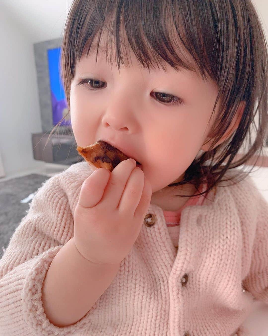 大知めぐみさんのインスタグラム写真 - (大知めぐみInstagram)「今日も焼き芋食べながら「美味しいね〜💗」ってしてたら、最近ちゅ〜を覚えた娘は、向き合うとチュッチュしてくれる(⑉°з°)-♡ . #おかわ #娘ちゃん . #相変わらず #リビング荒れ放題 😂💦 . . . . #女の子ママ #育児中 #赤ちゃん #赤ちゃんのいる生活 #赤ちゃんのいる暮らし #赤ちゃん#もぐもぐタイム #新米ママ#新米ママと繋がりたい #baby#instagood #instalike #followｍe #ママ#女の子ママ  #1歳5ヶ月 #もぐもぐ期」4月16日 17時52分 - megmeg0715