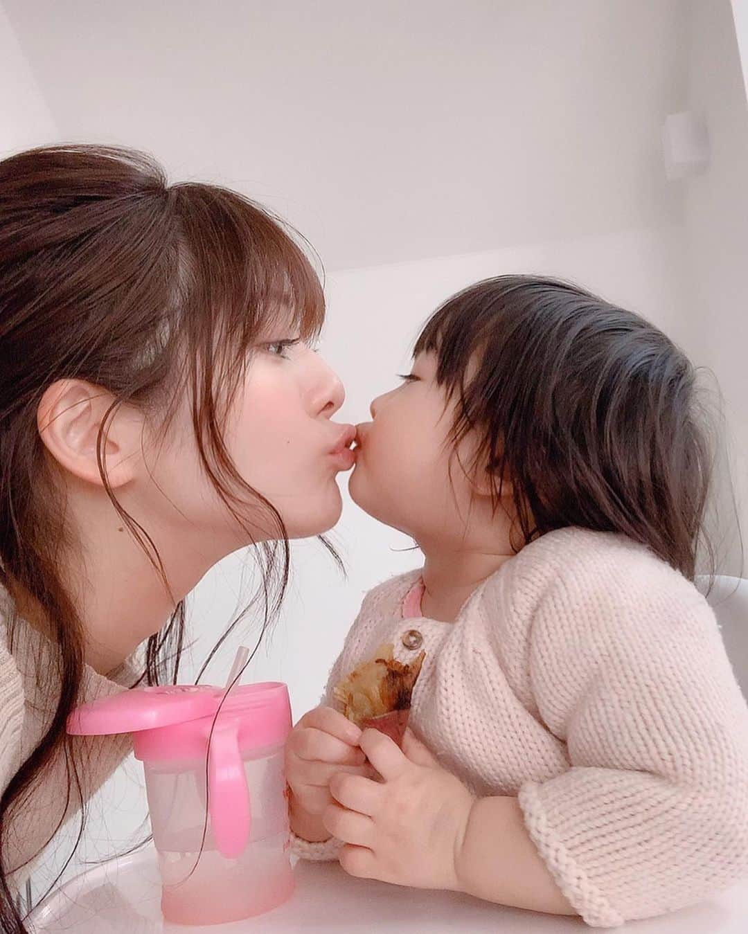 大知めぐみさんのインスタグラム写真 - (大知めぐみInstagram)「今日も焼き芋食べながら「美味しいね〜💗」ってしてたら、最近ちゅ〜を覚えた娘は、向き合うとチュッチュしてくれる(⑉°з°)-♡ . #おかわ #娘ちゃん . #相変わらず #リビング荒れ放題 😂💦 . . . . #女の子ママ #育児中 #赤ちゃん #赤ちゃんのいる生活 #赤ちゃんのいる暮らし #赤ちゃん#もぐもぐタイム #新米ママ#新米ママと繋がりたい #baby#instagood #instalike #followｍe #ママ#女の子ママ  #1歳5ヶ月 #もぐもぐ期」4月16日 17時52分 - megmeg0715