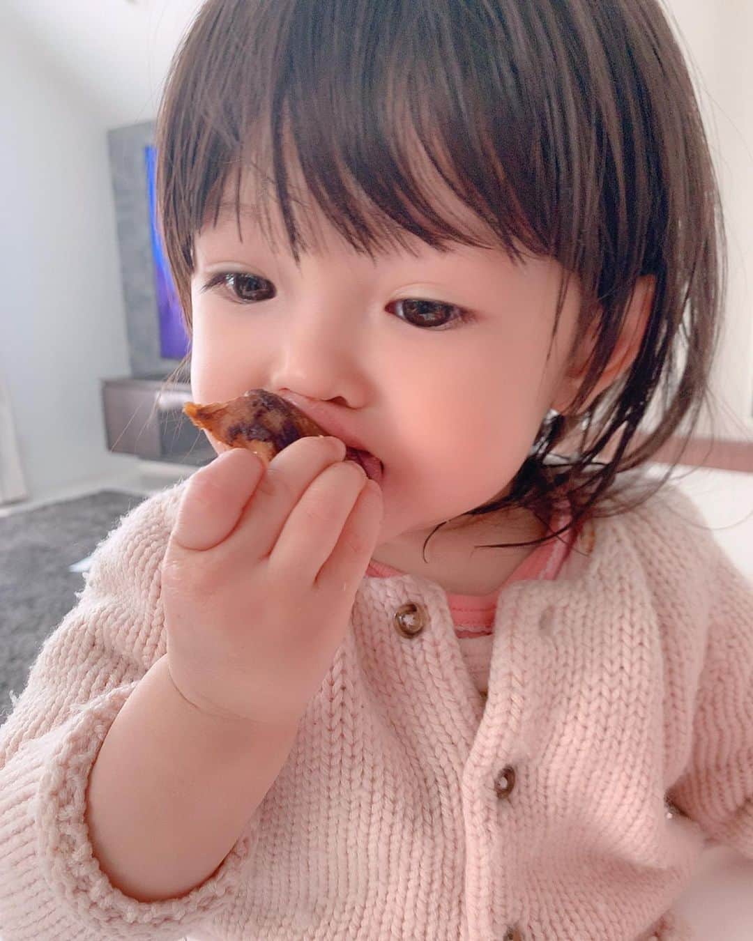 大知めぐみさんのインスタグラム写真 - (大知めぐみInstagram)「今日も焼き芋食べながら「美味しいね〜💗」ってしてたら、最近ちゅ〜を覚えた娘は、向き合うとチュッチュしてくれる(⑉°з°)-♡ . #おかわ #娘ちゃん . #相変わらず #リビング荒れ放題 😂💦 . . . . #女の子ママ #育児中 #赤ちゃん #赤ちゃんのいる生活 #赤ちゃんのいる暮らし #赤ちゃん#もぐもぐタイム #新米ママ#新米ママと繋がりたい #baby#instagood #instalike #followｍe #ママ#女の子ママ  #1歳5ヶ月 #もぐもぐ期」4月16日 17時52分 - megmeg0715