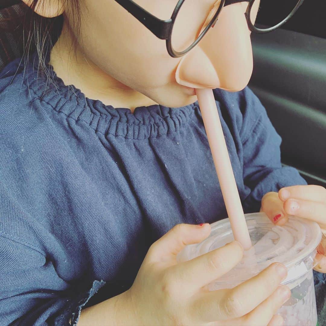 大和田美帆さんのインスタグラム写真 - (大和田美帆Instagram)「ママー見ててー！ 鼻で飲むから！って。 . . あなたのおかげで 毎日前を向いて暮らせるよ。 ありがとう。 . . #4歳児 #こどもと暮らす  言うことが面白い。 発想力、想像力、はんぱない。」4月16日 17時54分 - miho_ohwada