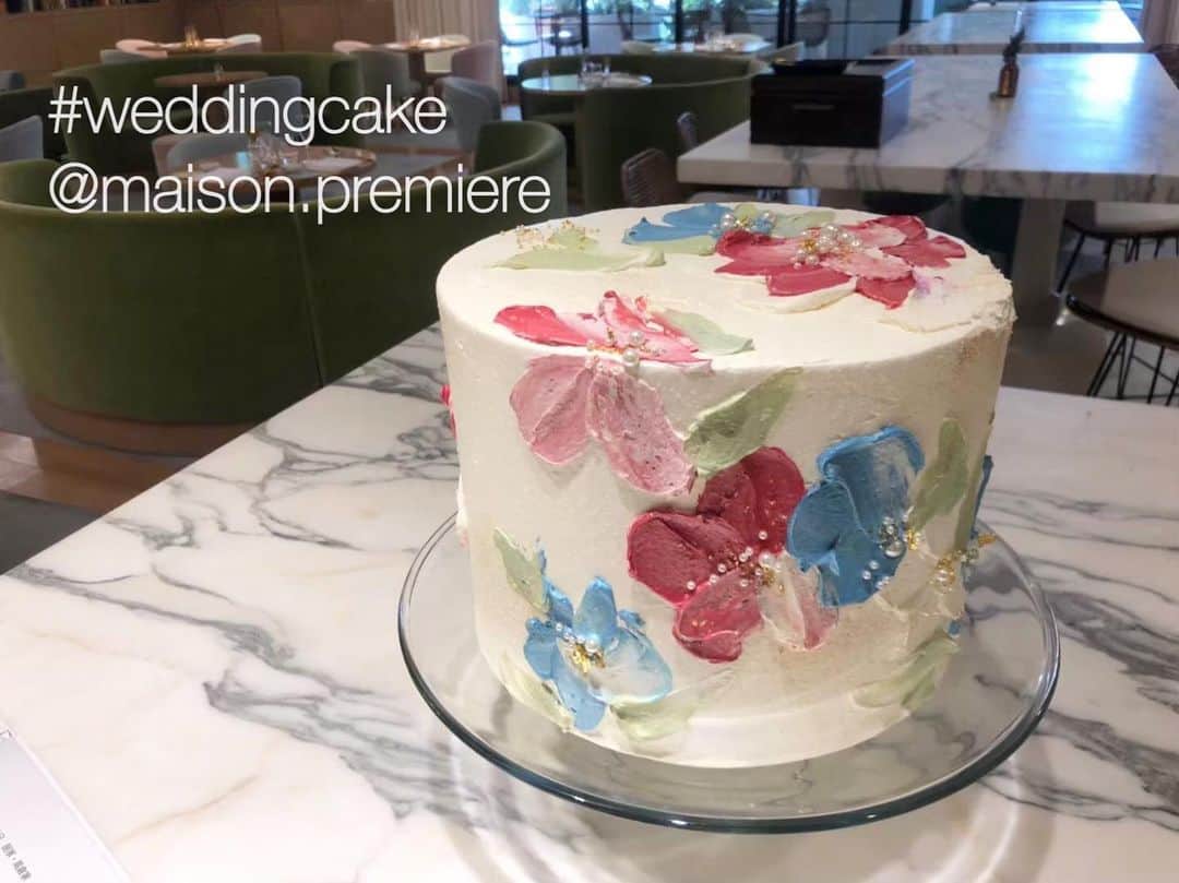 のインスタグラム：「#weddingcake ご紹介！  こちらはクリームを巧みに使い、 お花をデザインしたウエディングケーキ。 立体感も感じられ、おしゃれに仕上がりました✨  メゾンプルミエール  では パティシエとのお打ち合わせがあり デザイン、味をオーダーすることができます◎  過去の素敵なウエディングケーキの一部をここでご紹介！  一度にはご紹介しきれないので、 年に数回まとめてアップしていきます。  夢がつまったウエディングケーキ。  みなさまのご参考になりますように✨ . . wedding @maison.premiere  restaurant @maisonpremiere.restaurant . . . . ▼お知らせ 　maisonPREMIEREでは感染拡大防止の為 　4/6〜5/6迄店舗営業を自粛させていただいております。 　お電話・テレビ電話でのお打ち合わせは 　お受けさせて頂いておりますのでご安心ください。 . . ＼＼LINE・電話・バーチャル会場見学実施中／／ . 　ご自宅にいながらご来館頂いた時と同じ内容の 　ブライダルフェアフェアにご参加頂けます 。 . . 🌿Step ❶挙式時期、ゲスト人数等、 　おふたりのご希望をお伺いします。  ❷動画、写真をご覧になりながら 　おふたりだからこそのウェディングのご提案。 　テレビ電話を使って実際の館内のご見学も可能です。 　また、おふたりのこだわりポイントに沿って、 　シェフ、パティシエ、フローリスト、 　フォトグラファー、ヘアメイク、 　更にはドレスショップとも画面を繋いで、 　各部門のプロフェッショナルからご提案もさせて頂けます。 　どんなドレスがあるのか、実際にご覧頂くことも可能です！  ❸ご希望に沿ったお見積書のお渡しをいたします。  ❹最新の空き状況や、お打合せスケジュールの 　ご提案までさせて頂けます。  ❺やはり現地を見たい！という方は 　優先的にご来館のご予約も承れます。 ※所要時間は約1時間ほどでご案内させて頂けます。  5/6迄毎日ご予約を承っております。  気になる方は是非お問合せくださいませ。 . . 📷Instagram 【DM】 . 📱LINE 【itimatu@priortokyo】 . 🖥HP 【🔍メゾンプルミエール 】 . お待ちしております。 . . .  #wedding  #restaurant #michelin  #tokyo #france #japan #stayathome  #stayhome #おうちじかん #おうち時間を楽しむ  #ウエディングレポ  #レストランウエディング﻿ #中目黒  #恵比寿 #ミシュラン #ブライダルフェア ﻿ #メゾンプルミエール  #結婚式﻿ #海外ウエディング  #プリオホールディングス ﻿ #婚約 ﻿#コーディネート #レストラン #恵比寿結婚式  #ウエディングケーキ #誕生日ランチ  #フランス #南仏 #大人婚」
