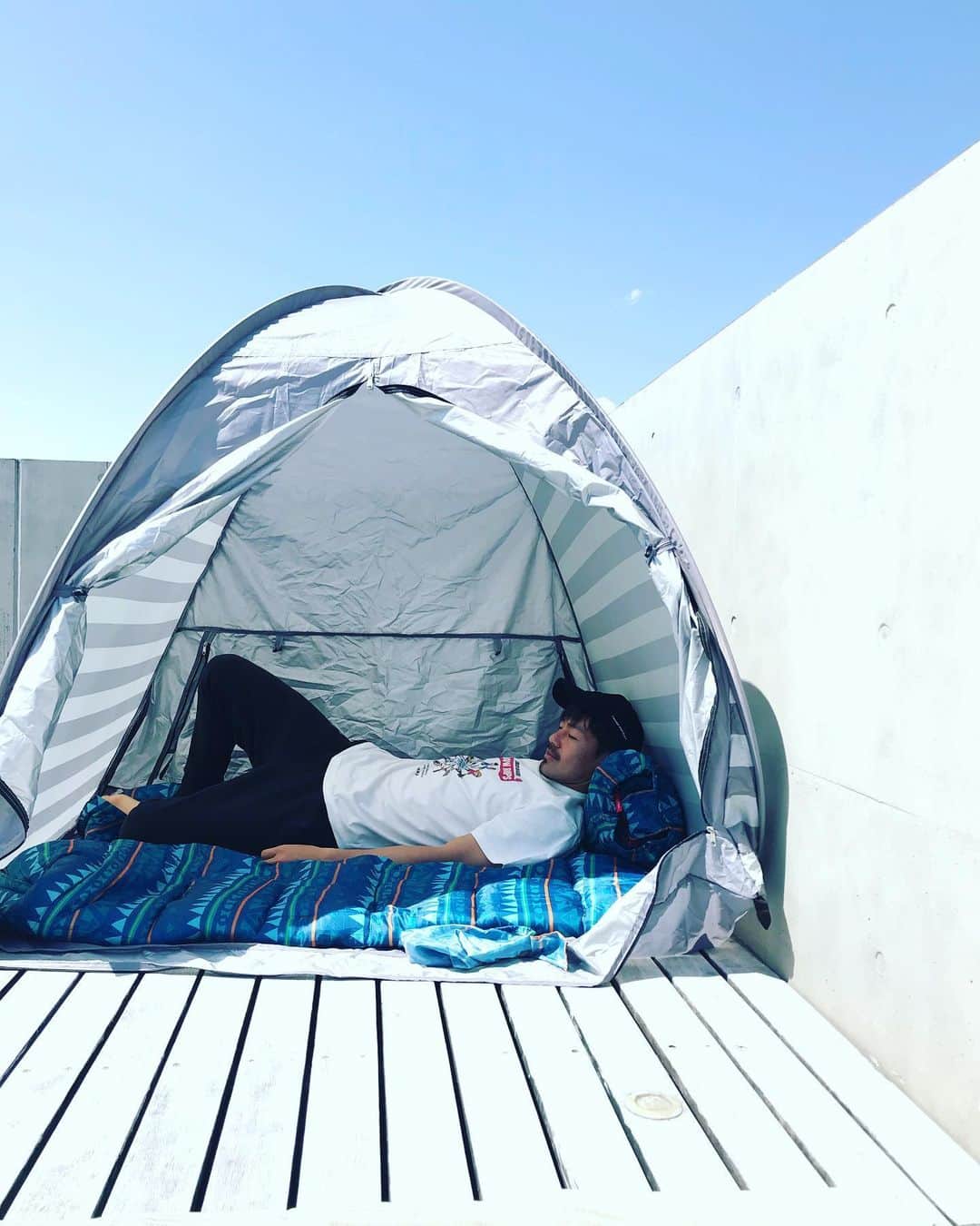 松井大輔さんのインスタグラム写真 - (松井大輔Instagram)「今日は天気良かったですね。  #昼寝 #sleep #体力回復 #太陽 #soleil #home  #テント #テラス #terrace #tent #sun #寝ることも大事だね。 #次は勉強でもしようかな？ #もう少ししたらインスタライブやります。誰とやろうかな〜」4月16日 18時05分 - matsuidaisuke_official