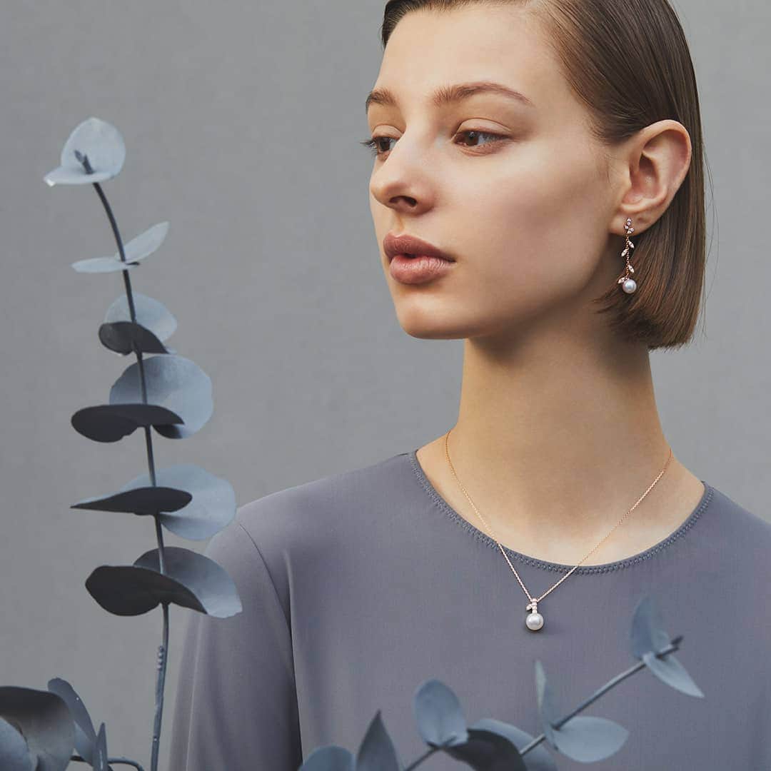 のインスタグラム：「"kugel" pendant and earrings highlight a minimal style. The soft hue of SAKURAGOLD™ creates a comfortable contrast on any chic outfit. #TASAKI #TASAKIkugel #kugel #TASAKIpearl #pearl #TASAKIdiamond #diamond #SAKURAGOLD #pendant #earrings」