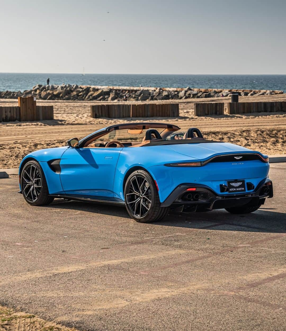 アストンマーチンさんのインスタグラム写真 - (アストンマーチンInstagram)「Showing our support for healthcare workers around the world.  #MakeItBlue #ClapForCarers #astonmartIN 📸: @astonmartinbeverlyhills」4月16日 18時00分 - astonmartin