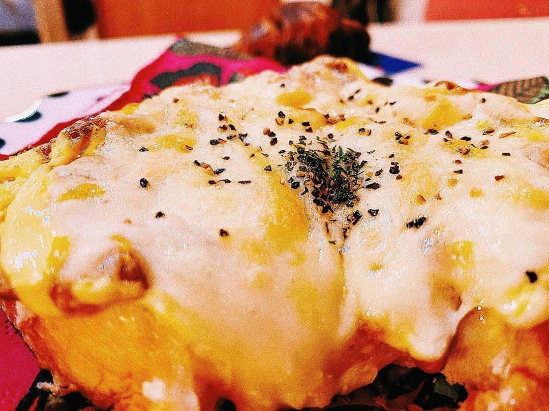 平祐奈さんのインスタグラム写真 - (平祐奈Instagram)「朝起きてからの気分  パン食べたい…でも納豆も食べたい……チーズも‼︎🤭🤭 全部乗せちゃえ〜にひひ。 マヨネーズも乗せて焼いちゃった🤫 あぁ美味しかった。。。 たまには、うん、たまにはいいよね。🥱 #祐奈の料理日記 #平飯 #最近ね #もうお料理しか #載せる写真がないの… #なはっ」4月16日 18時14分 - yunataira_official