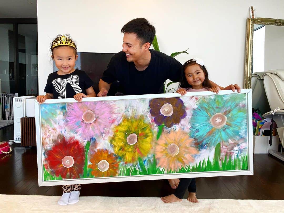 ユージさんのインスタグラム写真 - (ユージInstagram)「子供達と描いたアートが完成しました❗️🎨お花の中心だけパパが描いて、色のチョイスとお花の形は全て子供達が描いたよ。家族と同じ数のお花を描きました。パパ👨🏻ママ👩🏻お兄ちゃん🧑🏻‍🦱リリー🧒🏻サラ👧🏻マーリー🐶クロイ🐕‍🦺めっちゃ気に入ってます😊 #stayhome #enjoyhome #paintingwithkids #art」4月16日 18時08分 - yujigordon