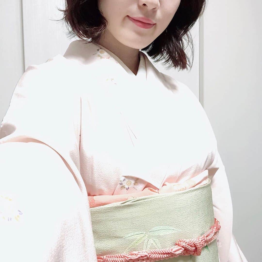 朝倉恵理子さんのインスタグラム写真 - (朝倉恵理子Instagram)「#着付練習  着付教室再開まで忘れないように！  手順はだいぶ覚えてきたんだけど、なかなか綺麗には着れない😢 . おはしょりぐちゃぐちゃなので上半身のみ🤣  ママにアドバイスもらいつつ、YouTube見つつ、練習あるのみ！  #着物 #👘 #kimono #小紋 #名古屋帯 #春コーデ #おうち着物 #おうち時間」4月16日 18時23分 - erikkumasan126